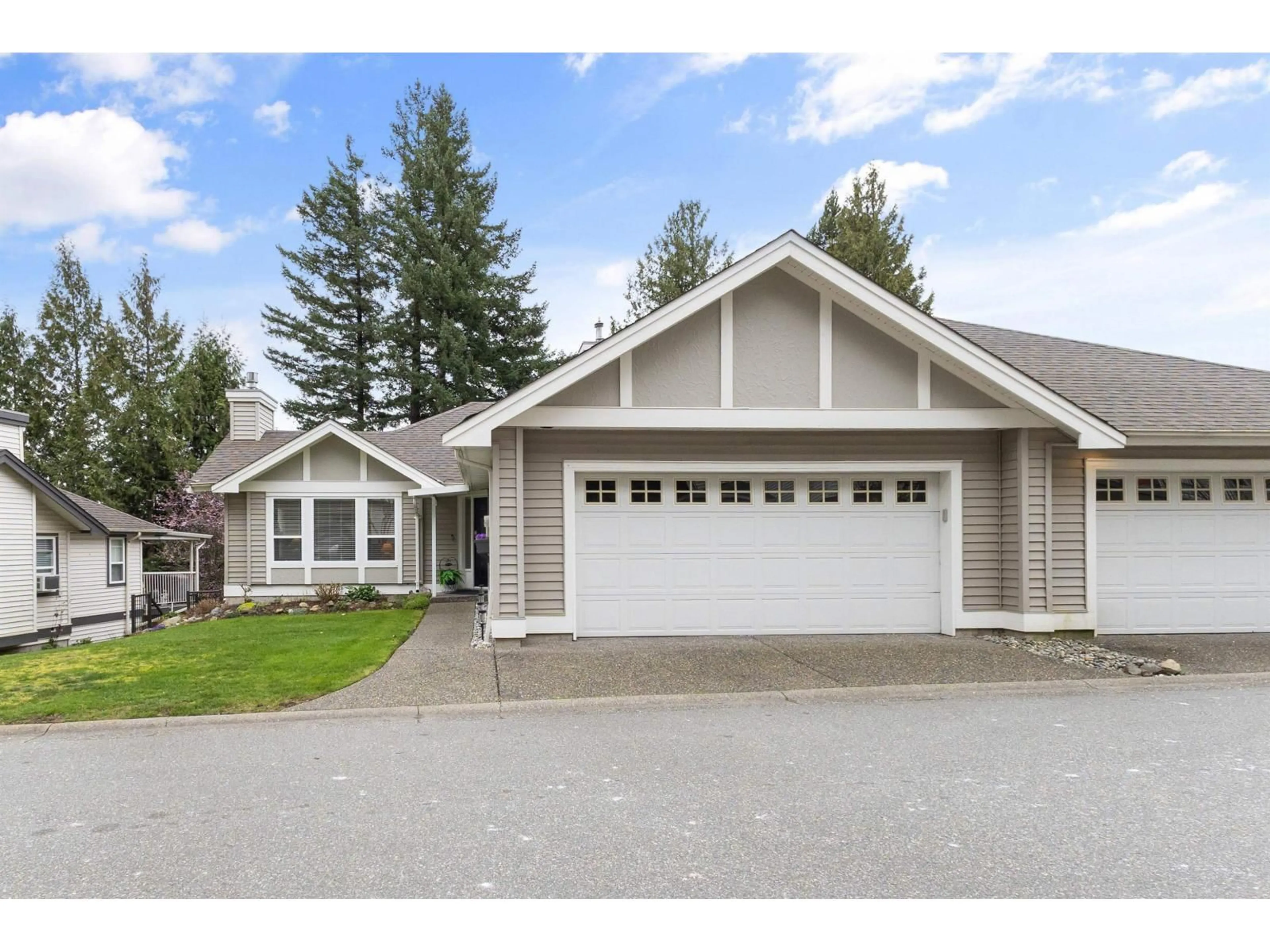 Home with vinyl exterior material, street for 4 - 36099 MARSHALL ROAD, Abbotsford British Columbia V3G2X1