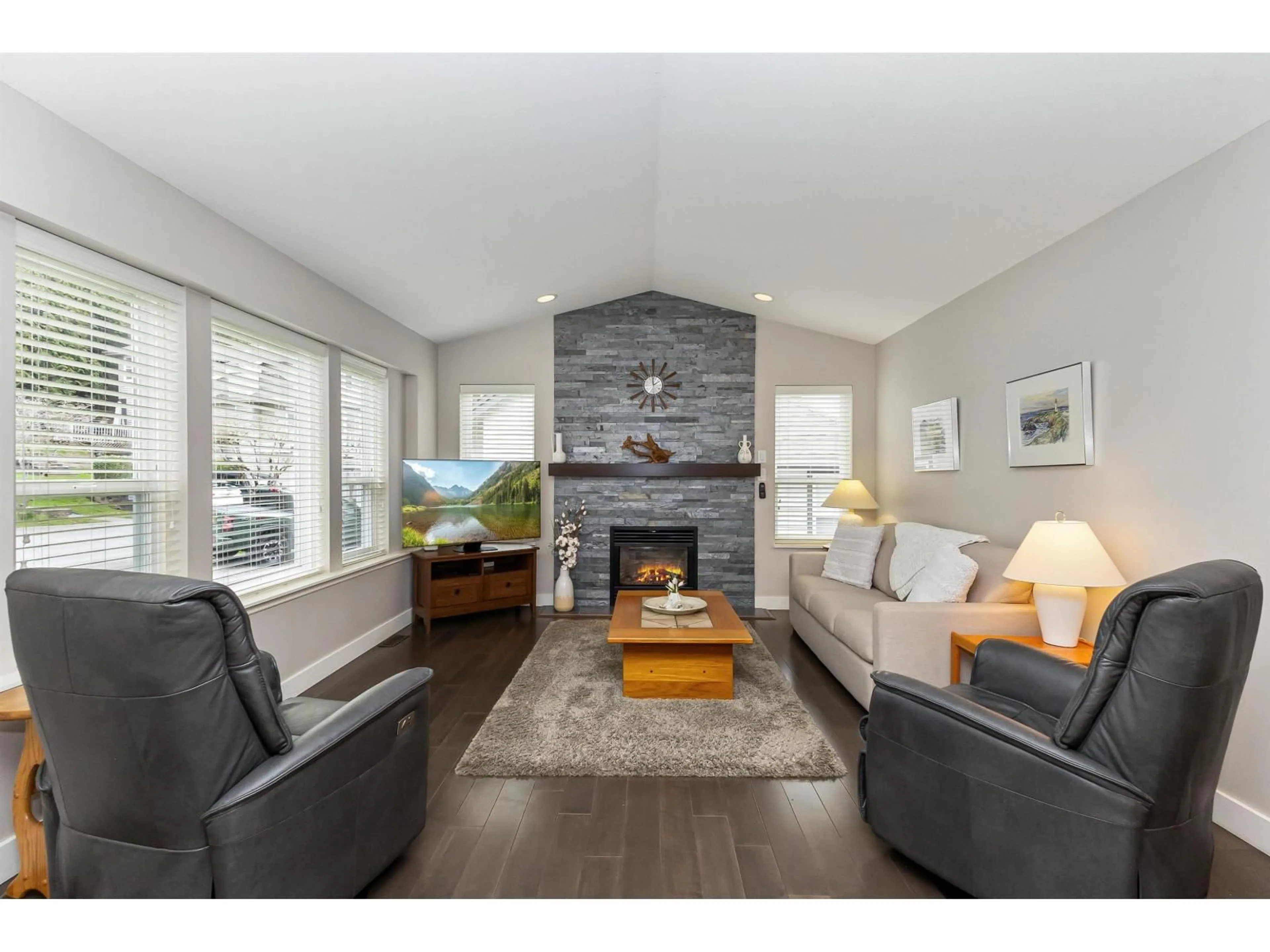 Living room with furniture, wood/laminate floor for 4 - 36099 MARSHALL ROAD, Abbotsford British Columbia V3G2X1