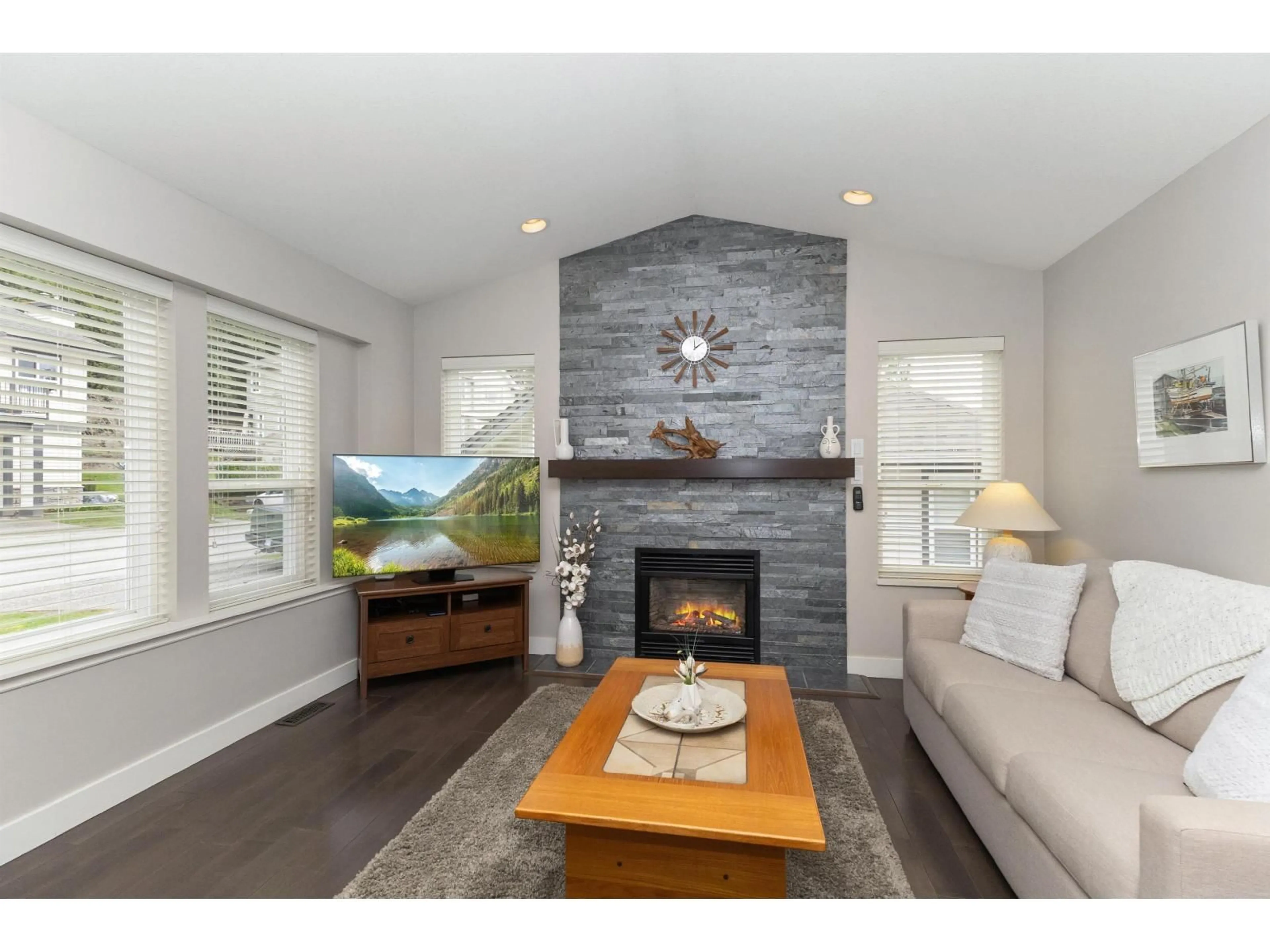 Living room with furniture, wood/laminate floor for 4 - 36099 MARSHALL ROAD, Abbotsford British Columbia V3G2X1