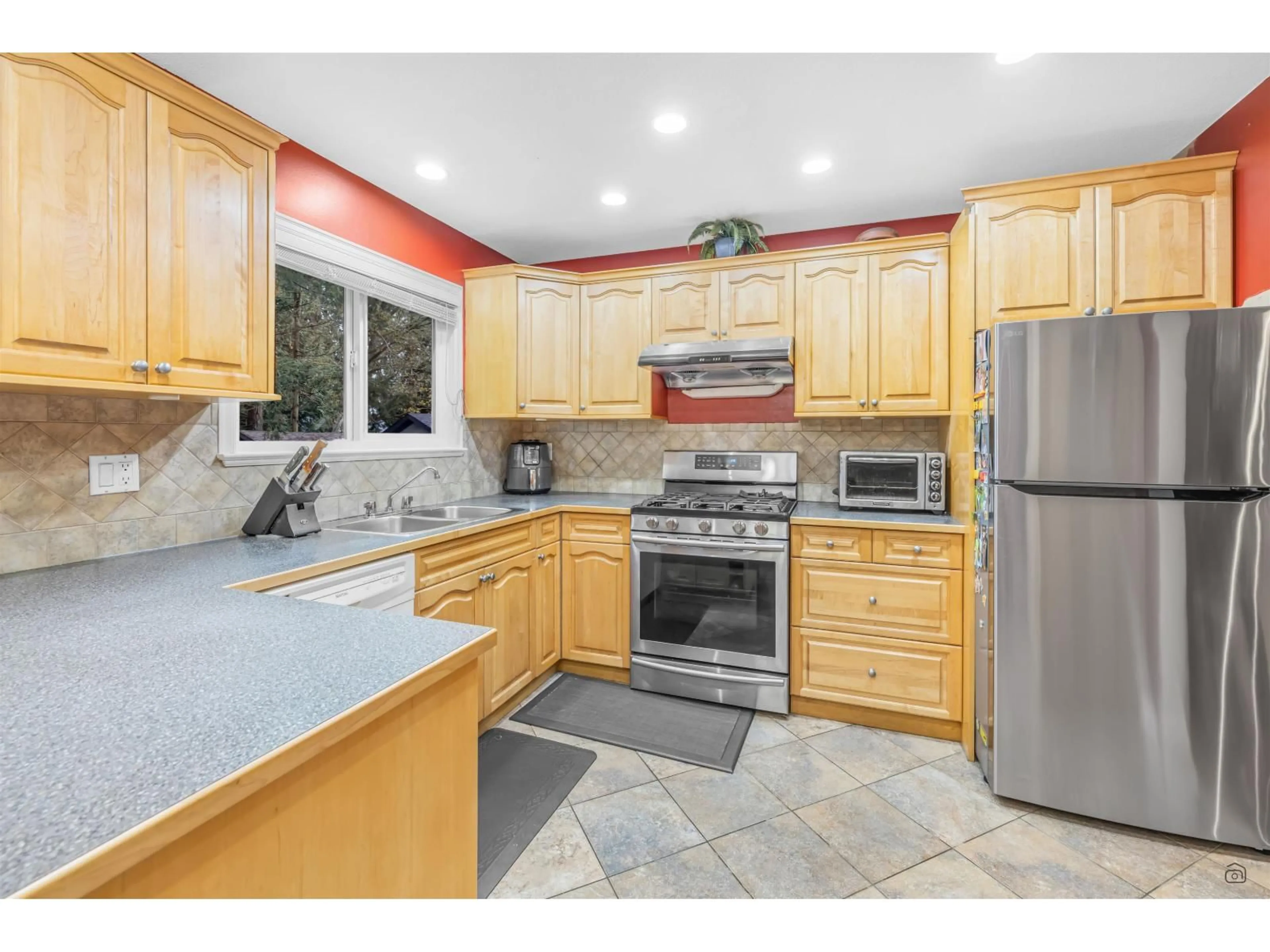 Standard kitchen, ceramic/tile floor for 13277 64A AVENUE, Surrey British Columbia V3W7H9
