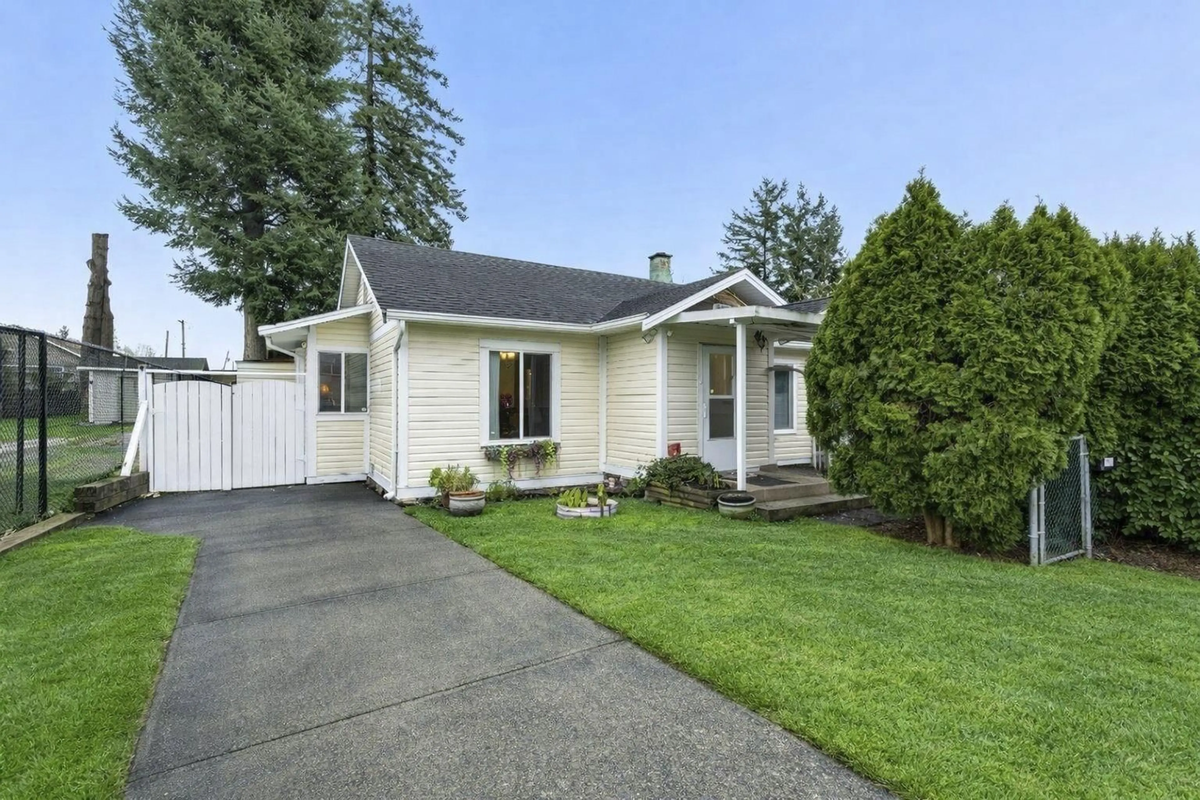 Home with vinyl exterior material, street for 7566 DUNSMUIR STREET, Mission British Columbia V2V4B4