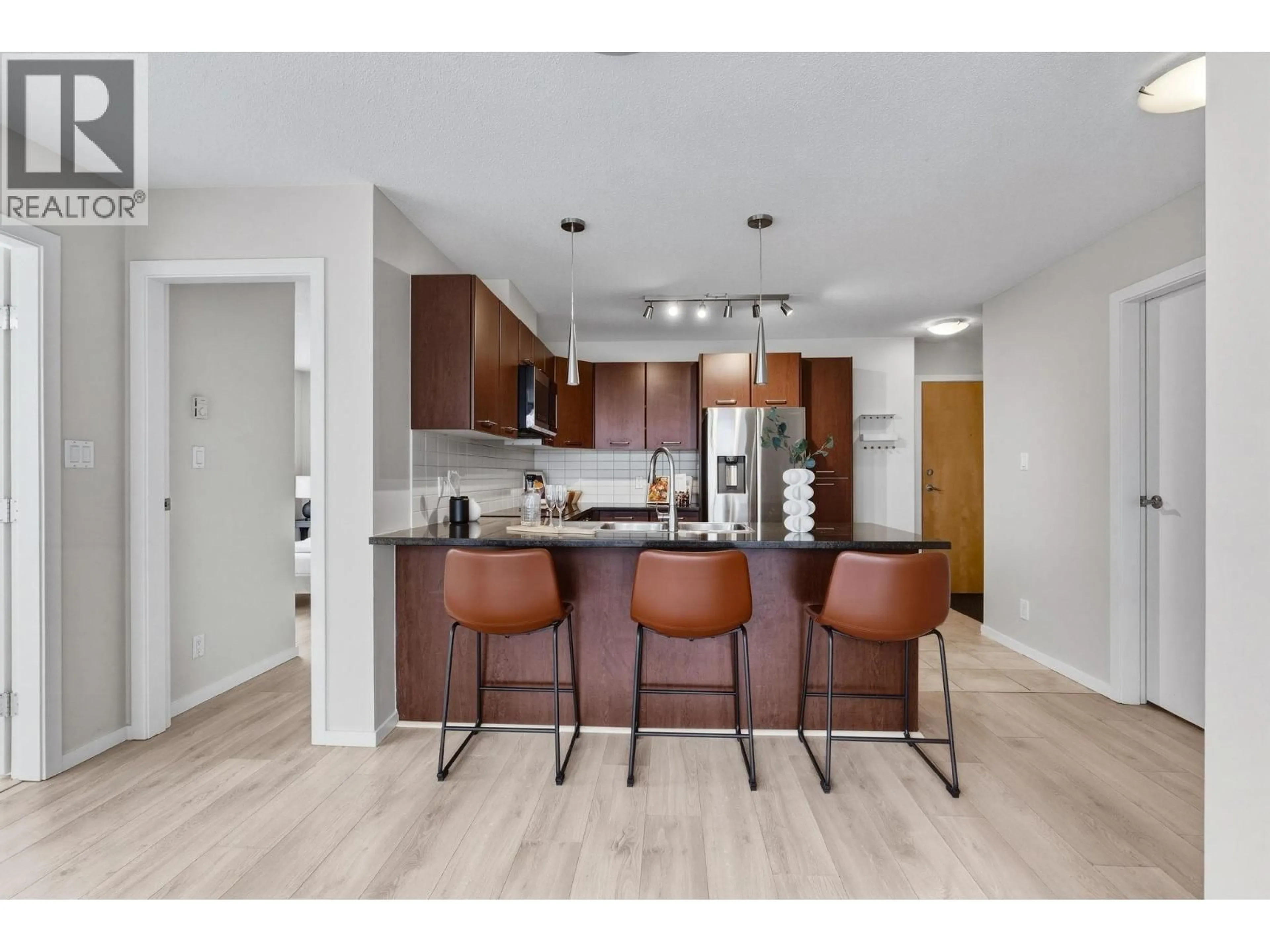 Open concept kitchen, wood/laminate floor for 906 - 1155 SEYMOUR STREET, Vancouver British Columbia V6B1K2