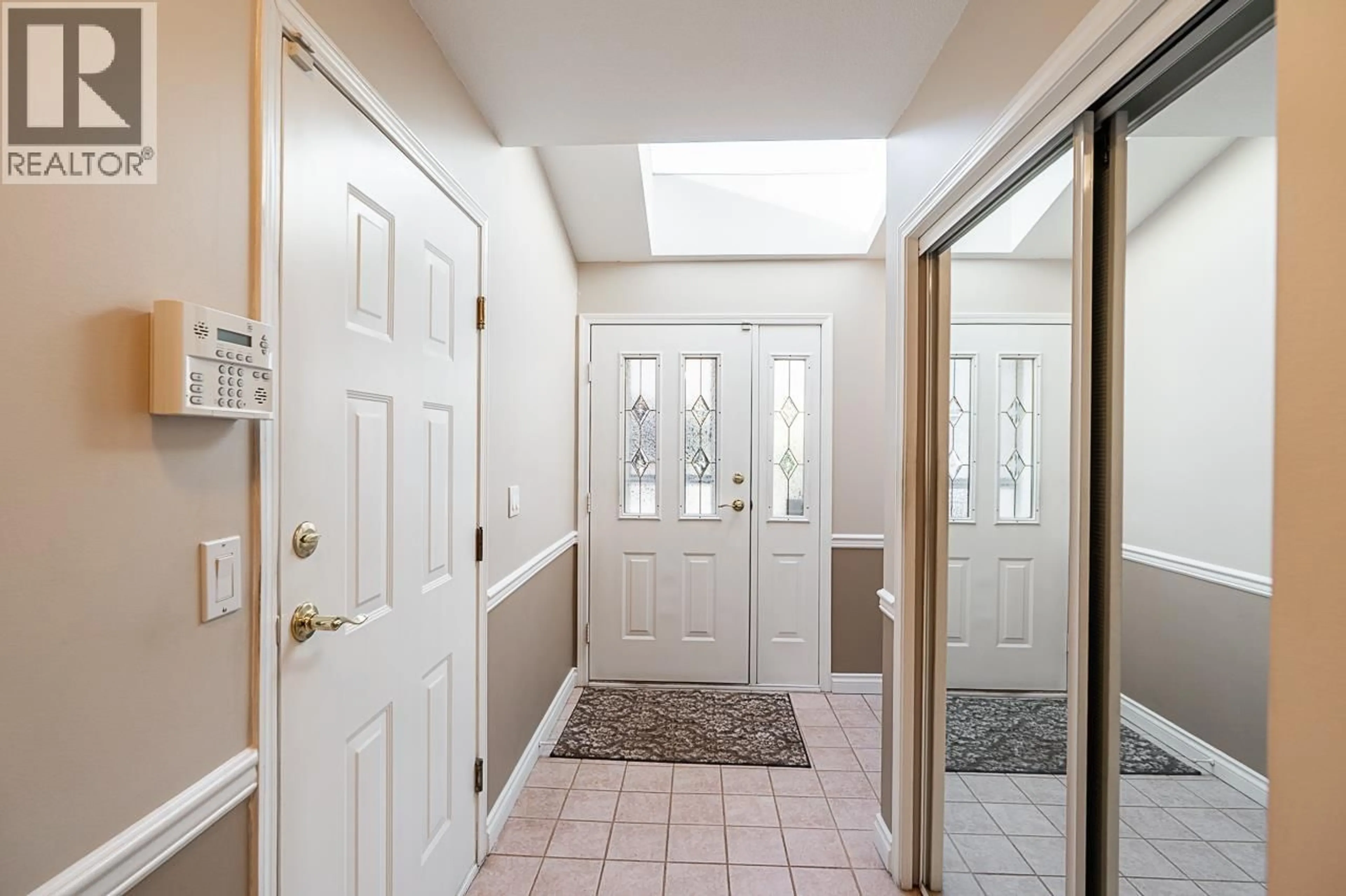 Indoor entryway for 37 - 323 GOVERNORS COURT, New Westminster British Columbia V3L5S6