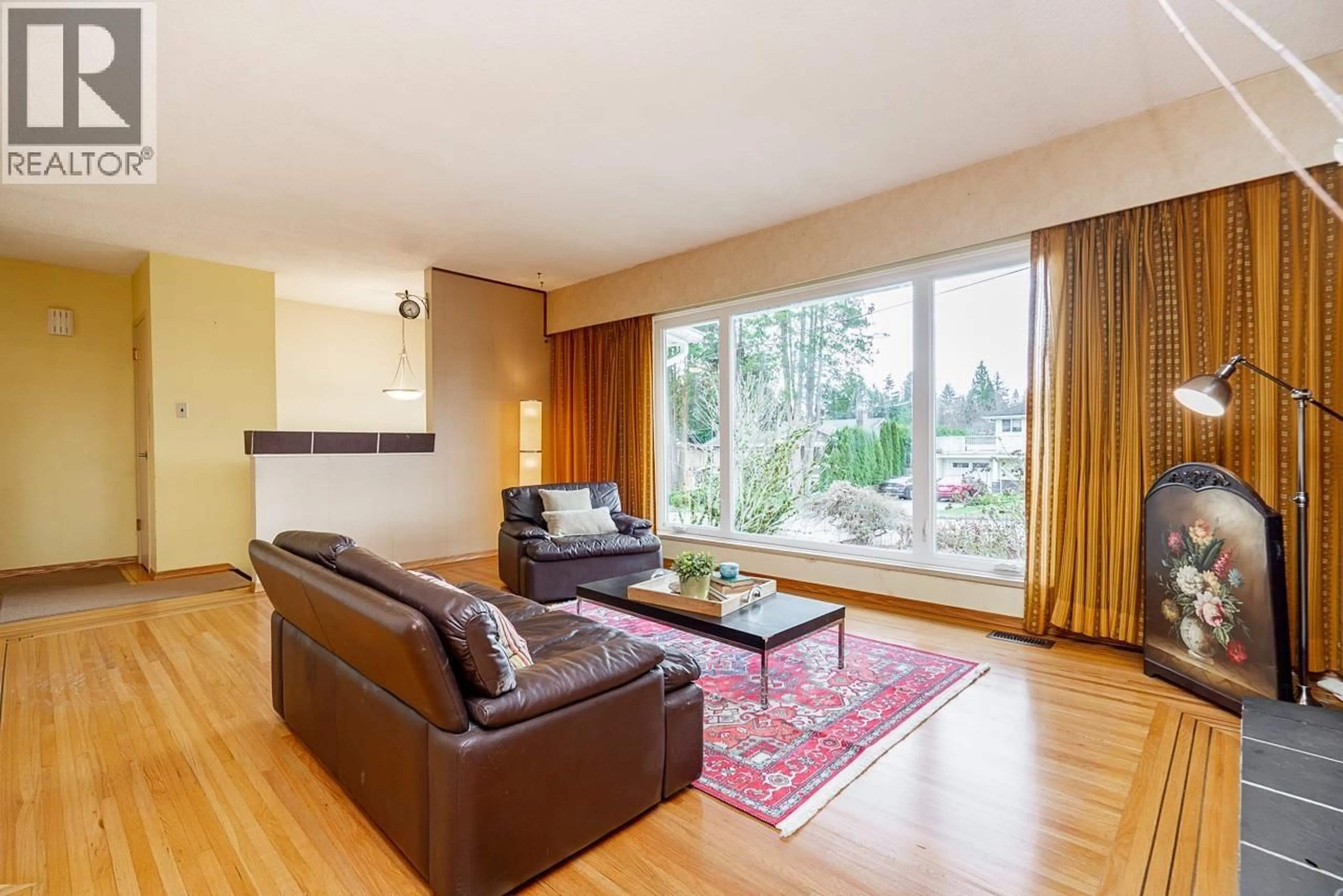 Living room with furniture, wood/laminate floor for 2293 WARRENTON AVENUE, Coquitlam British Columbia V3K3M4