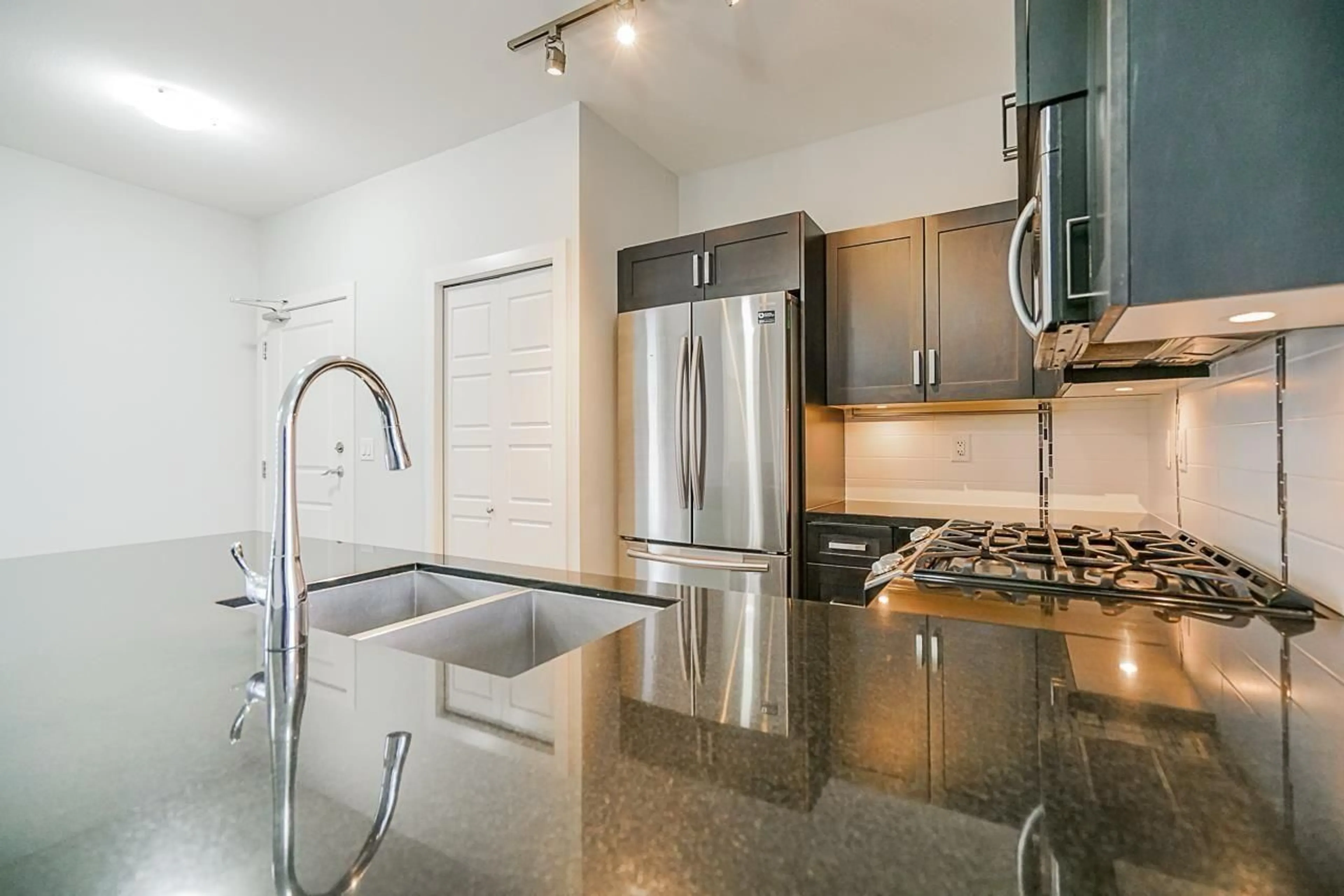 Unknown for 211 - 20058 FRASER HIGHWAY, Langley British Columbia V3A0E5