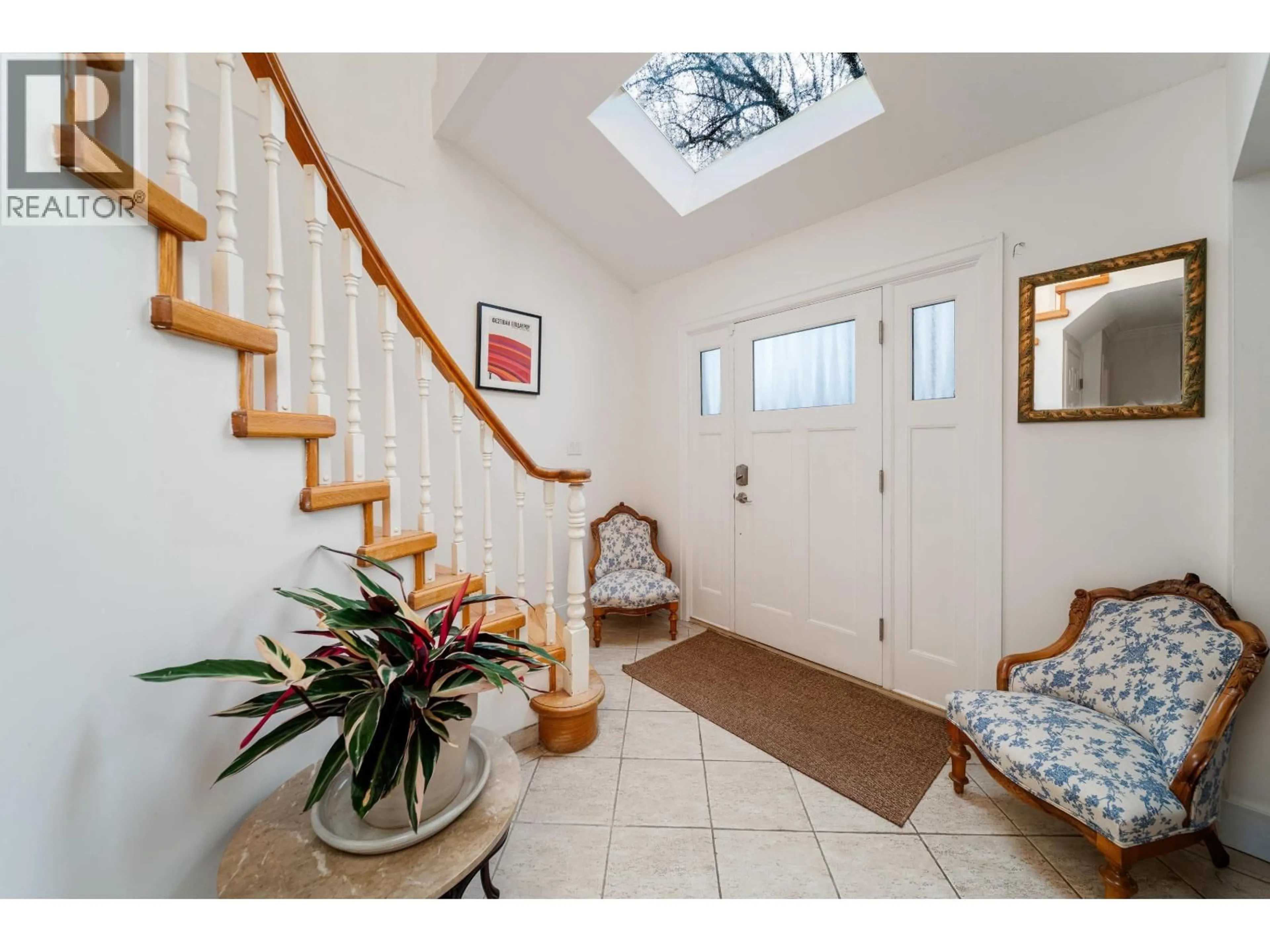 Indoor entryway for 3528 10TH AVENUE, Vancouver British Columbia V6R2G1