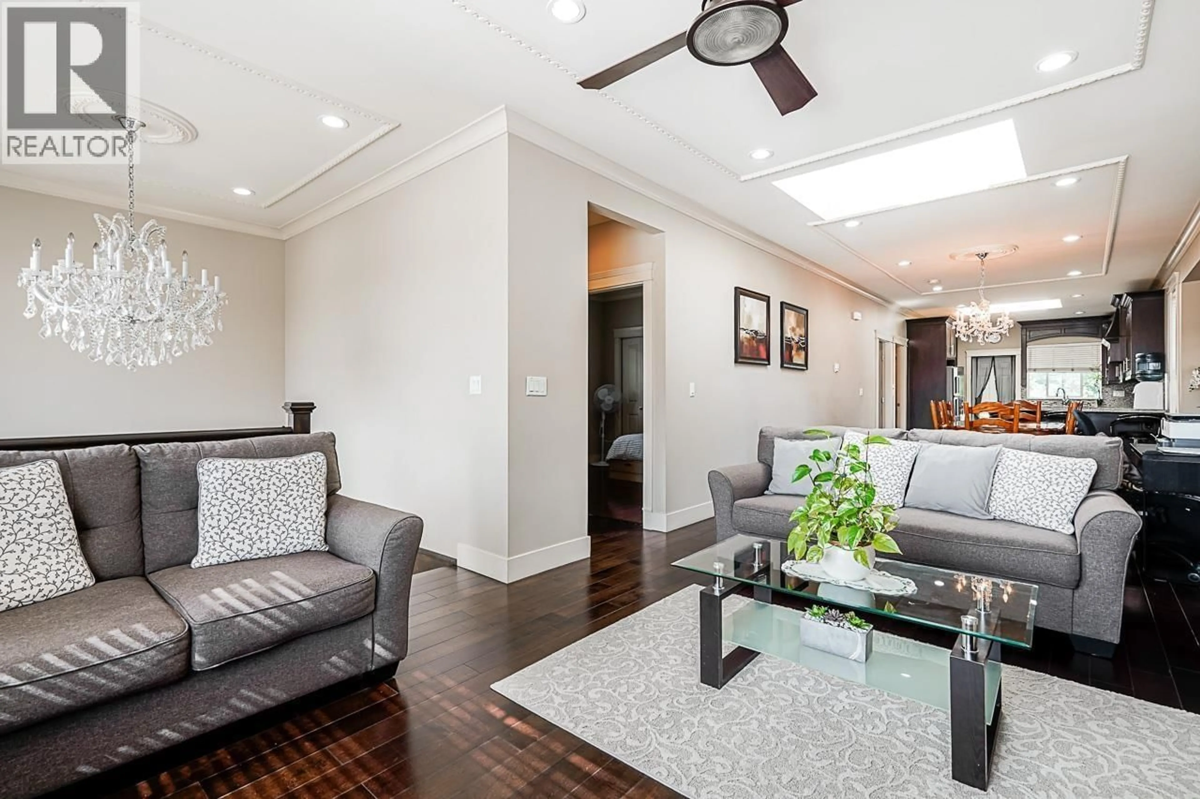 Living room with furniture, wood/laminate floor for 2708 BOUNDARY ROAD, Burnaby British Columbia V5M3Z6