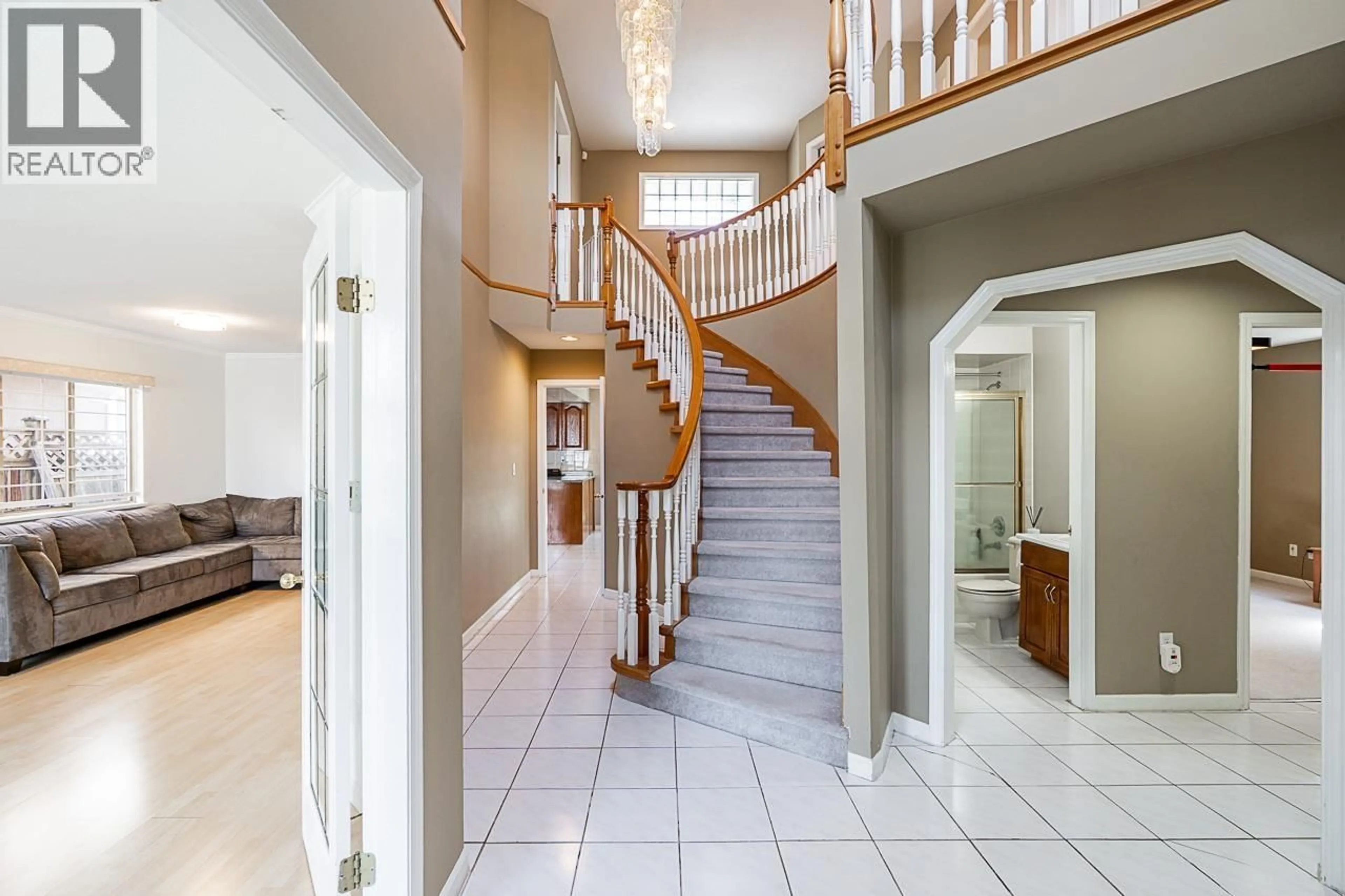 Indoor foyer for 10288 HALL AVENUE, Richmond British Columbia V6X3T9