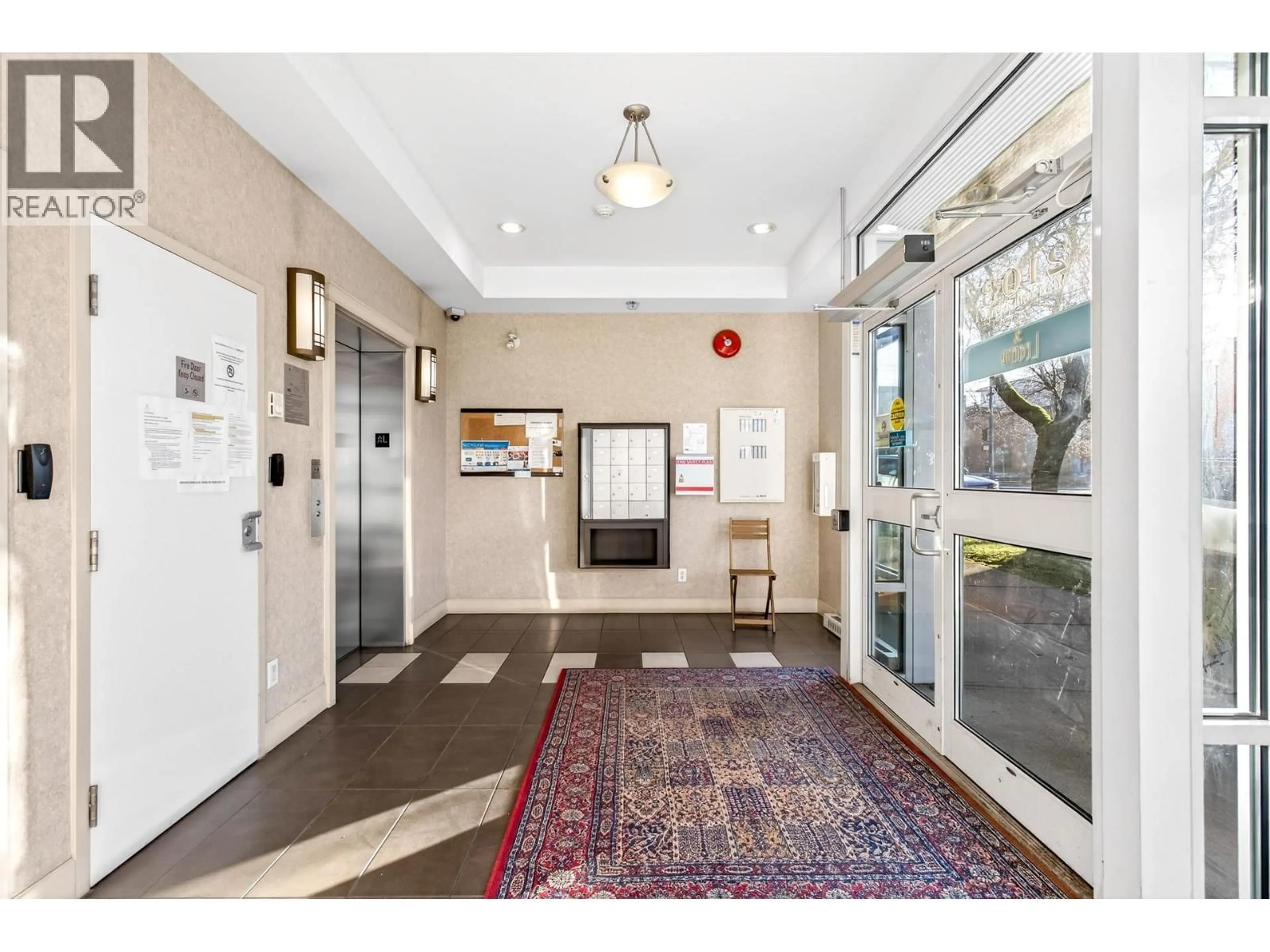 Indoor foyer for 406 - 2103 45TH AVENUE, Vancouver British Columbia V6M2J2