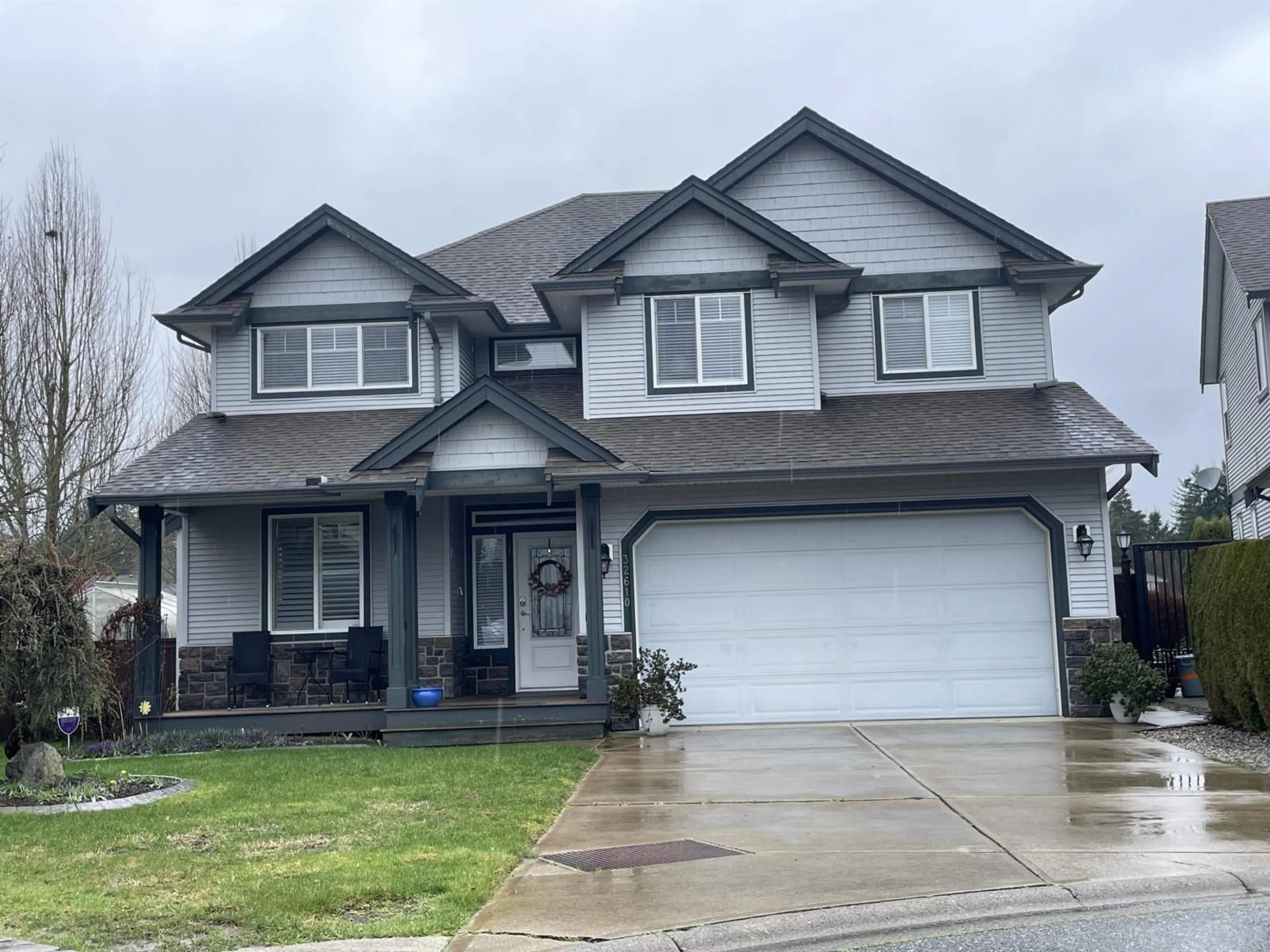 Home with vinyl exterior material, street for 32610 HOOD AVENUE, Mission British Columbia V2V7P5