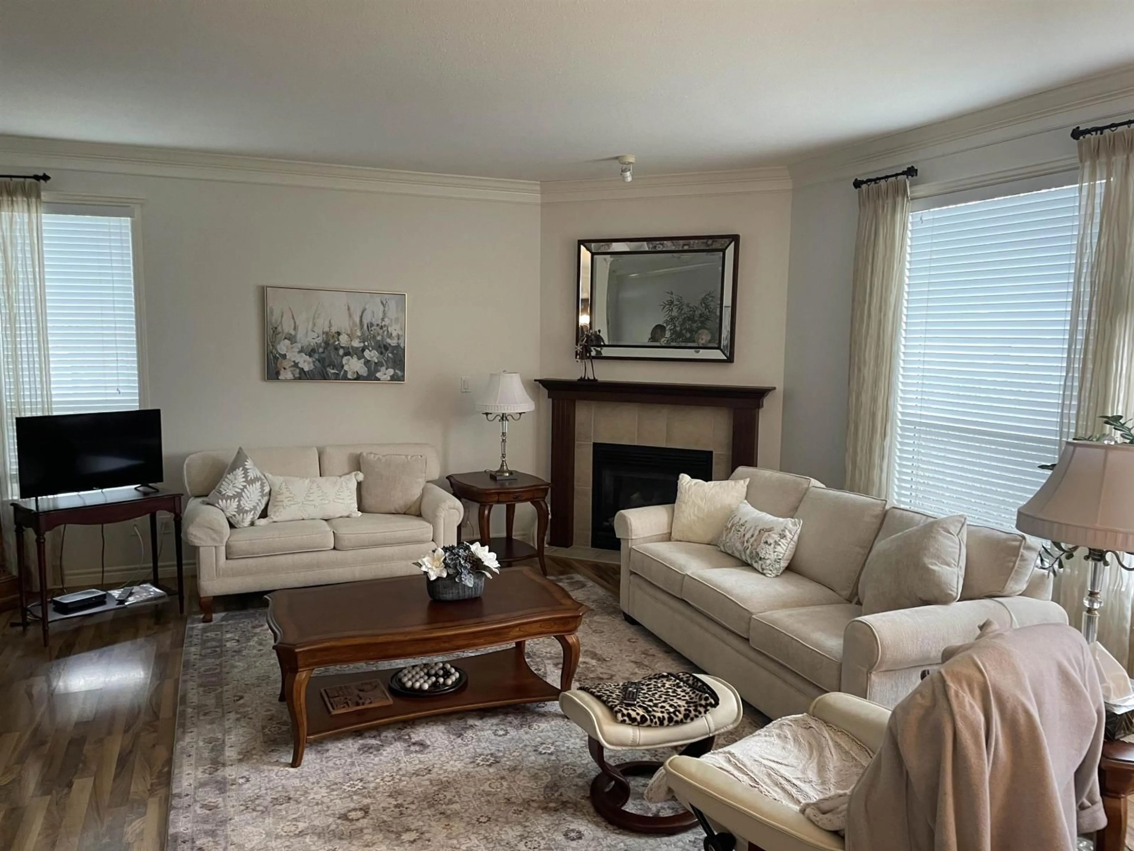 Living room with furniture, unknown for 32610 HOOD AVENUE, Mission British Columbia V2V7P5