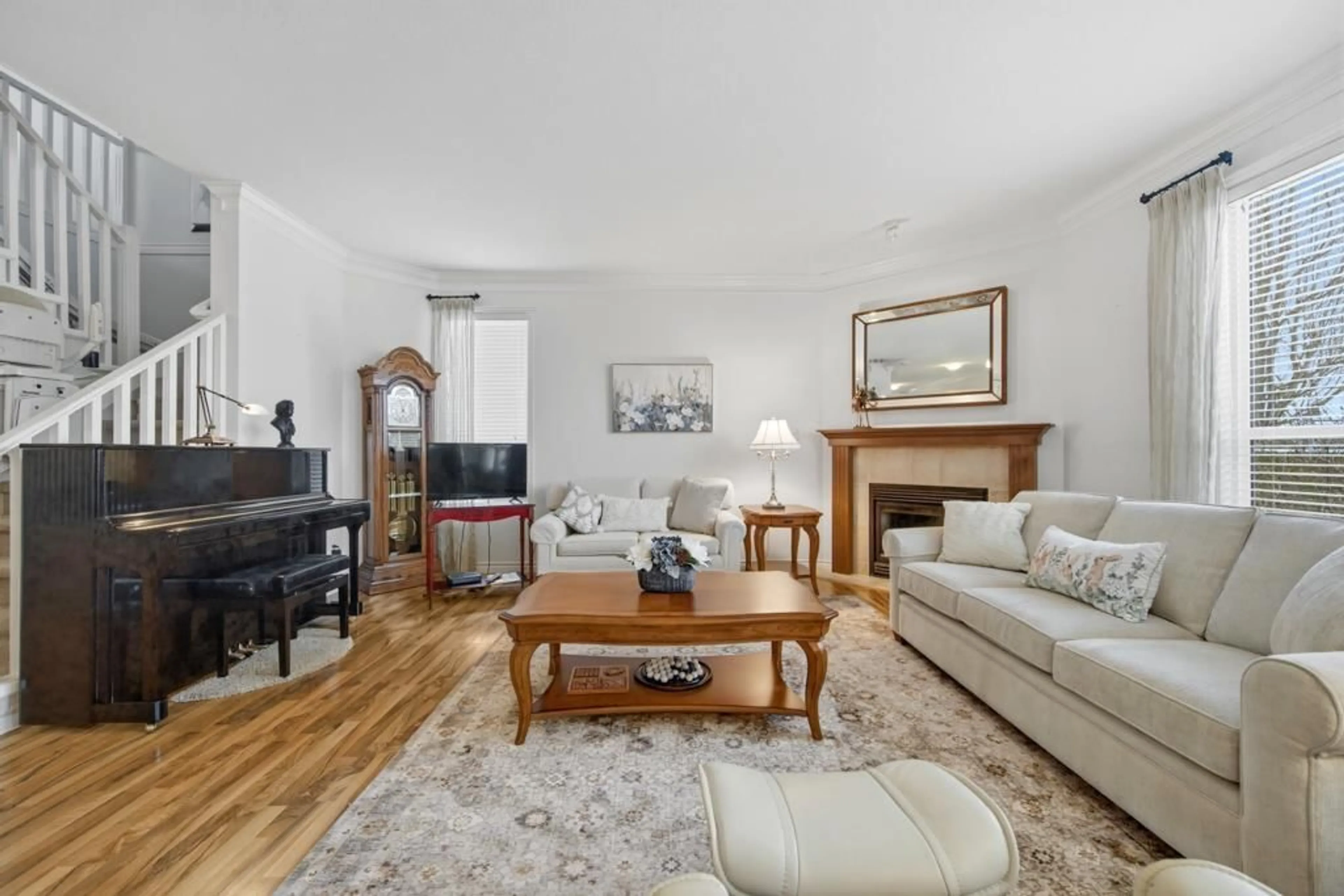 Living room with furniture, unknown for 32610 HOOD AVENUE, Mission British Columbia V2V7P5