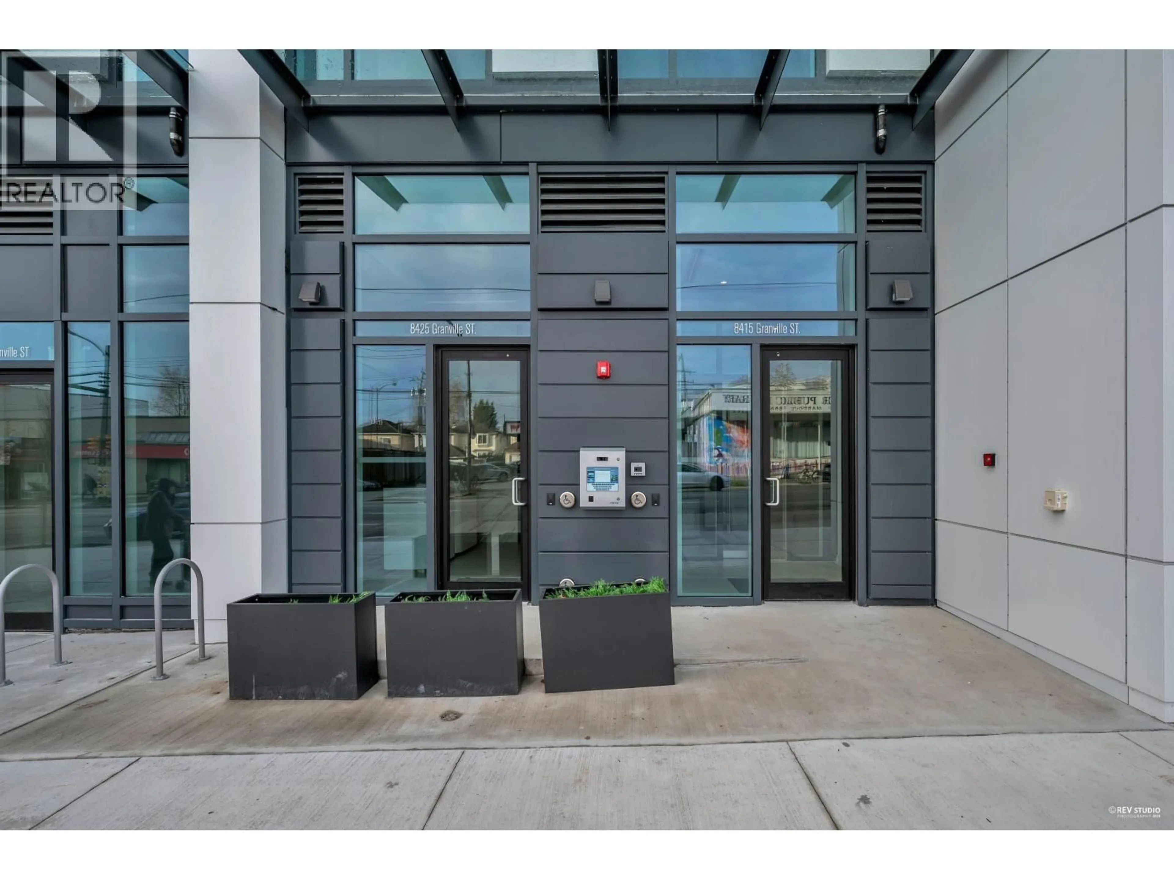 Indoor foyer for 304 - 8415 GRANVILLE STREET, Vancouver British Columbia V6P0M2