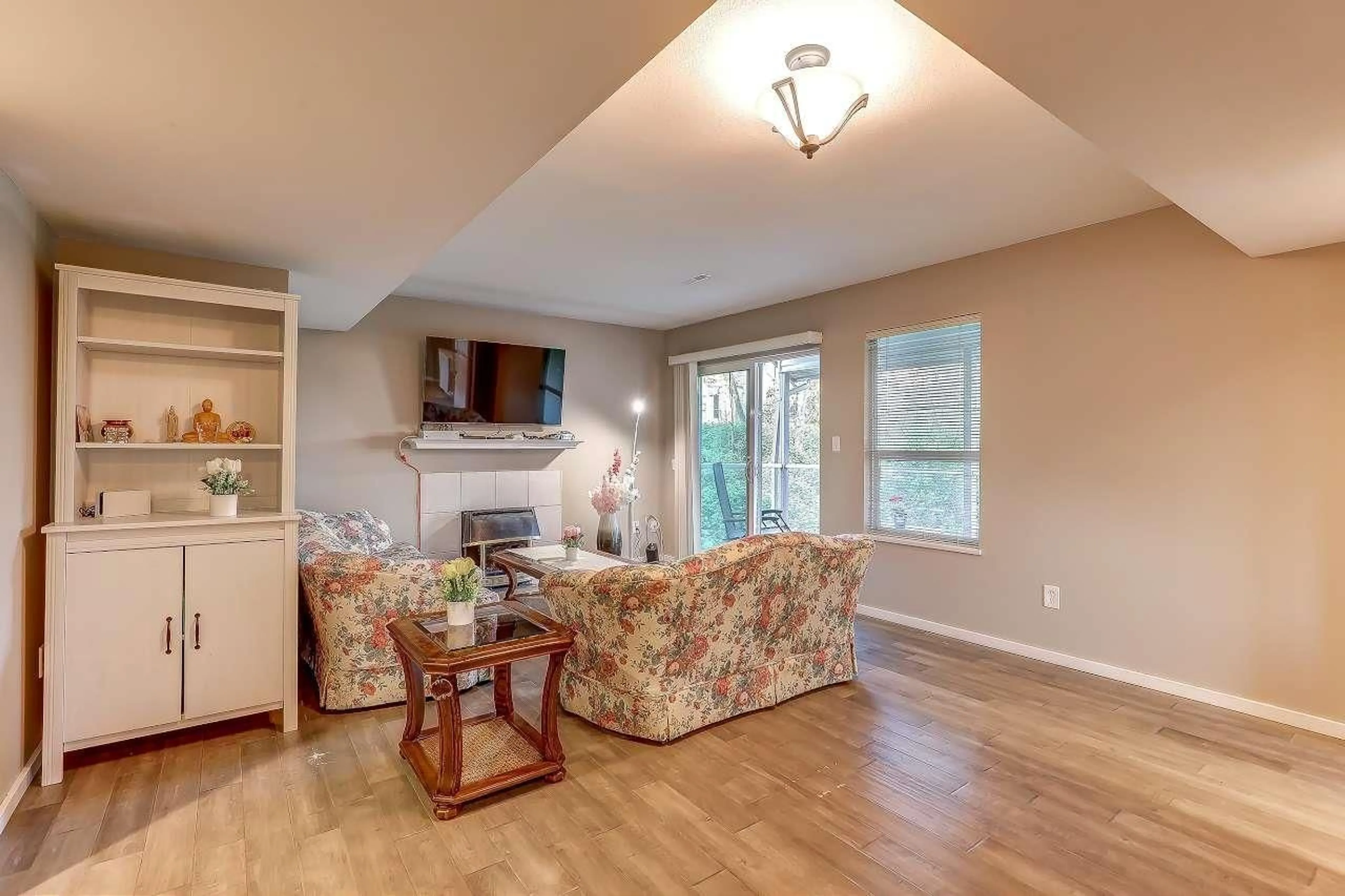 Living room with furniture, wood/laminate floor for 4 - 32311 MCRAE AVENUE, Mission British Columbia V2V4X7