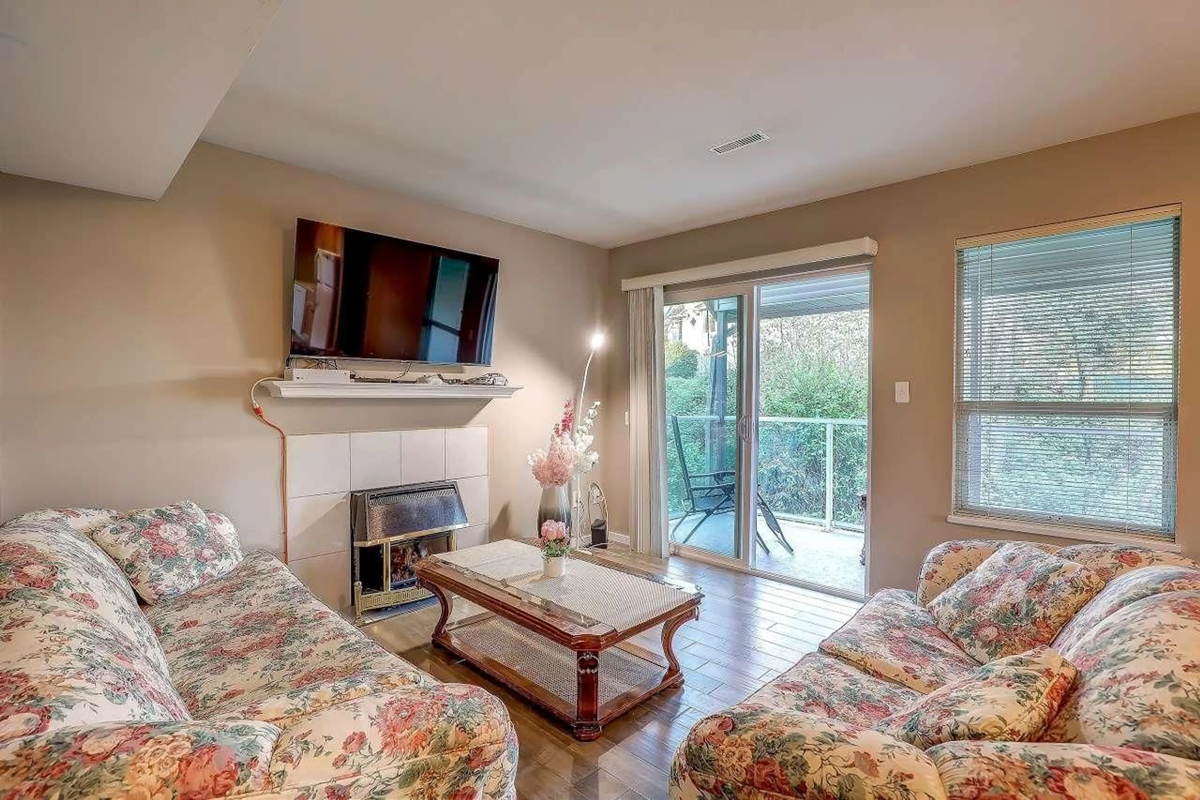 Living room with furniture, unknown for 4 - 32311 MCRAE AVENUE, Mission British Columbia V2V4X7