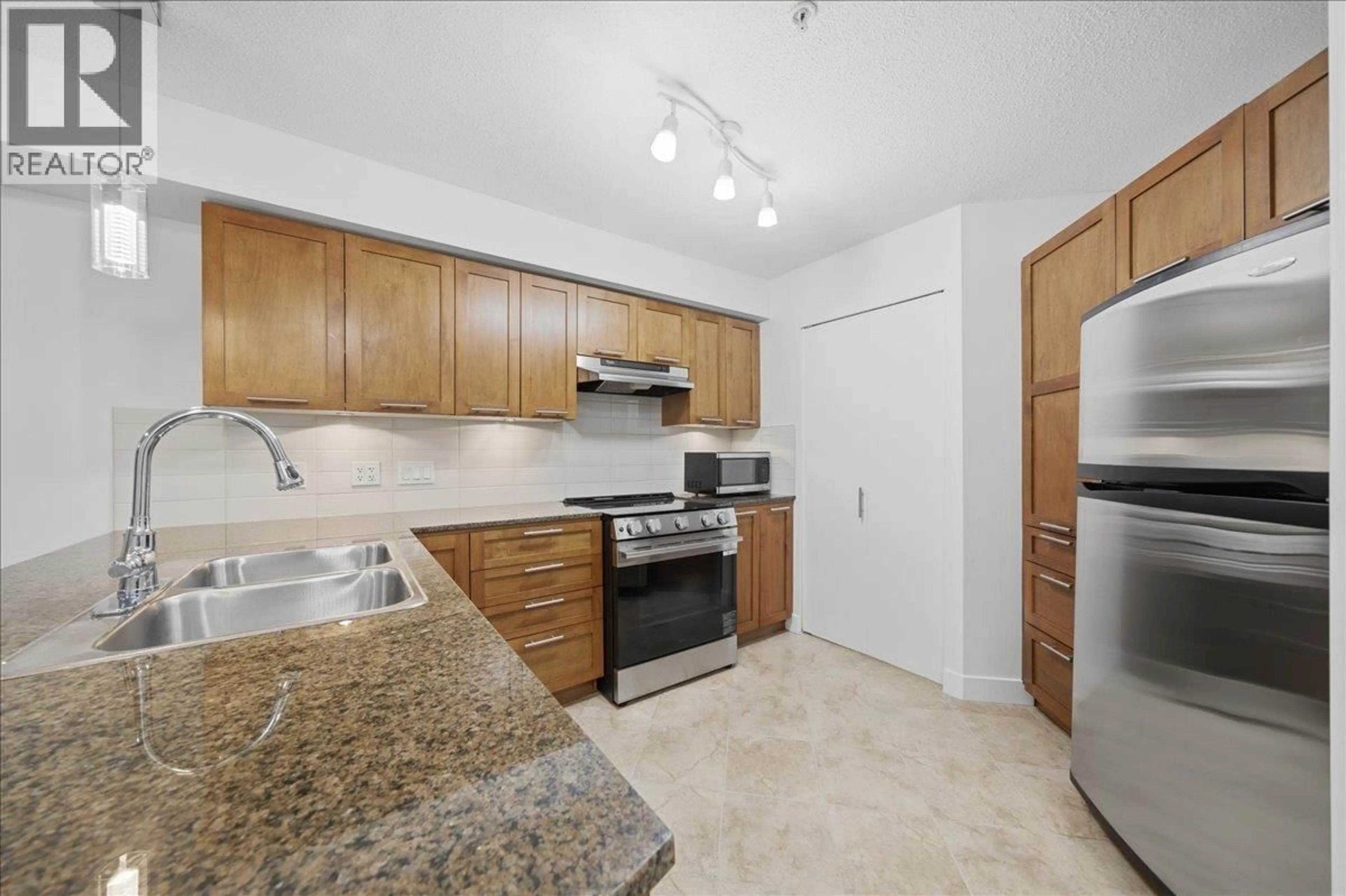 Standard kitchen, unknown for 103 - 19673 MEADOW GARDENS WAY, Pitt Meadows British Columbia V3Y0A1