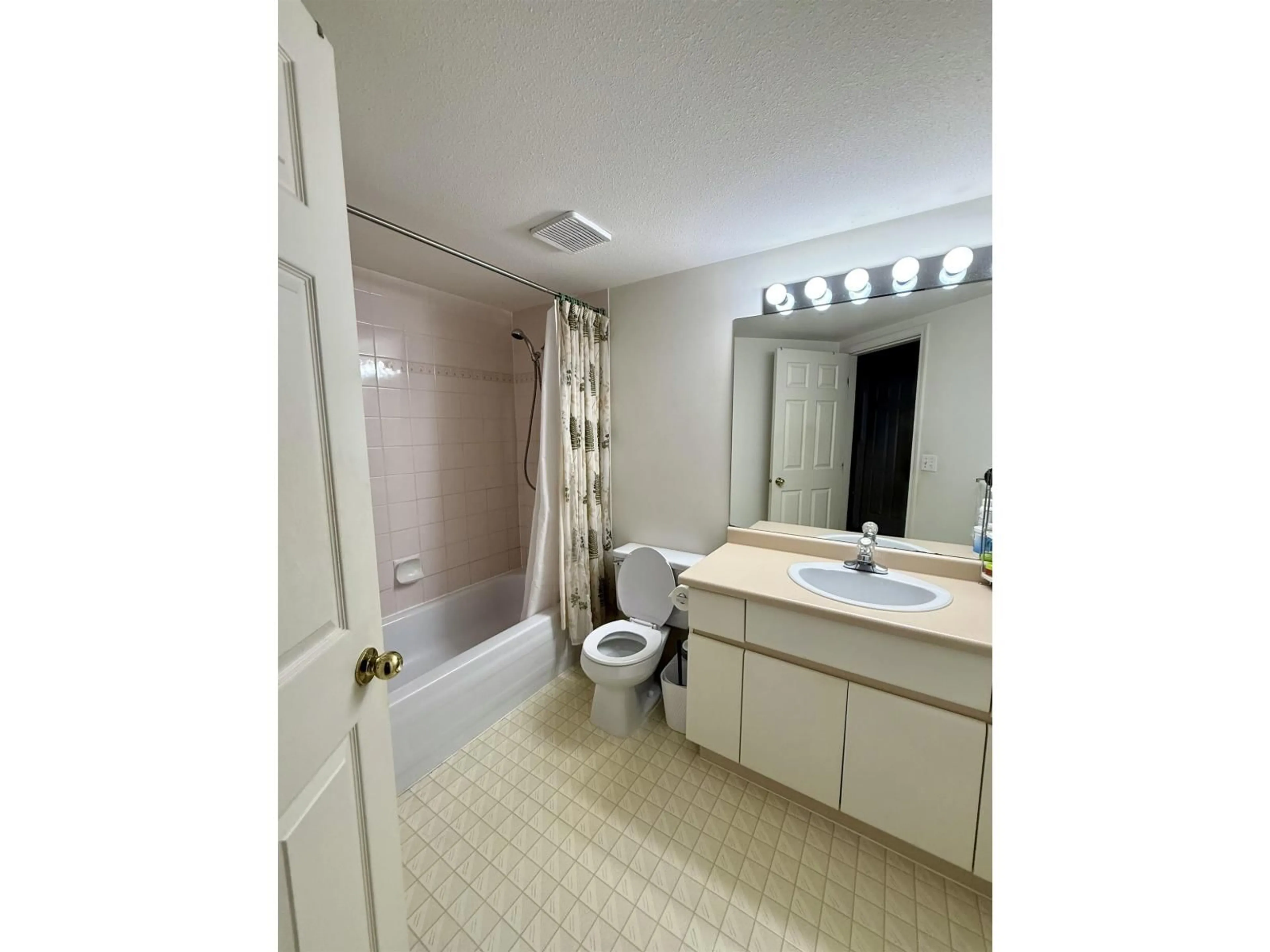 Standard bathroom, ceramic/tile floor for 107 - 16031 82 AVENUE, Surrey British Columbia V4N0N4