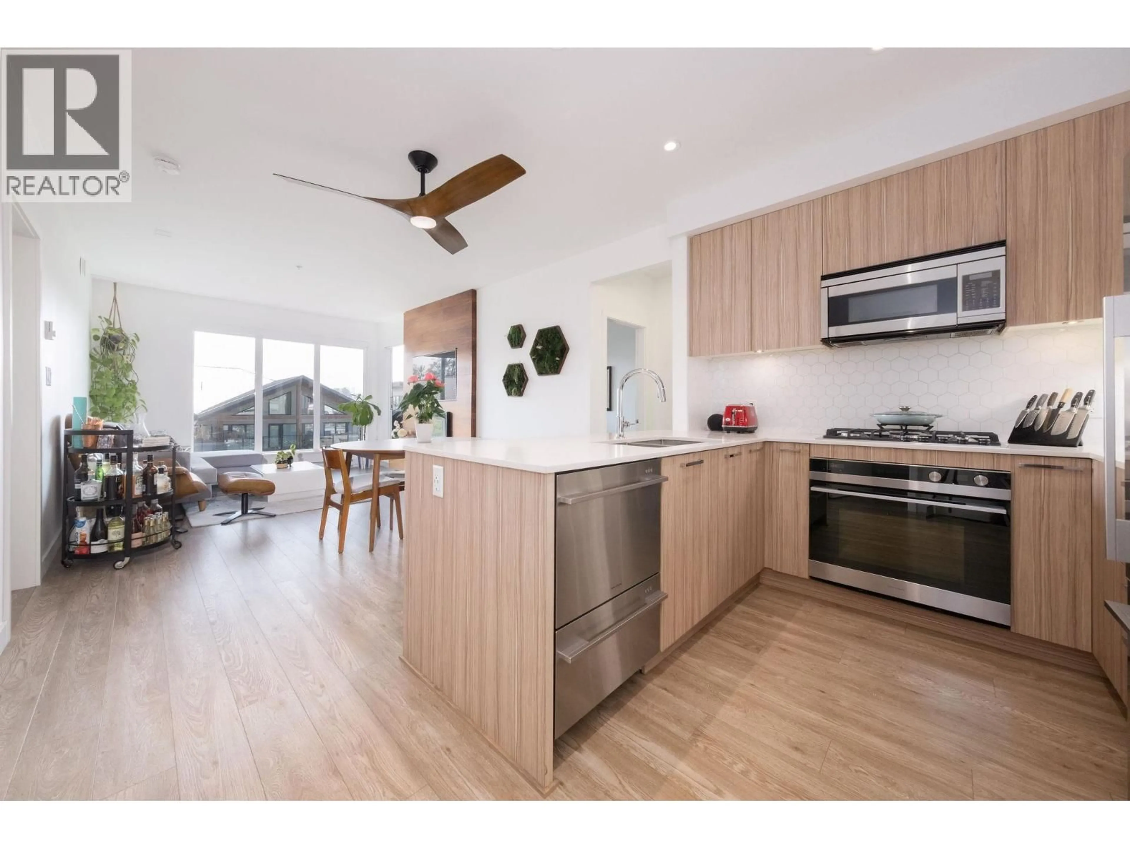 Open concept kitchen, wood/laminate floor for 404 - 1061 MARINE DRIVE, North Vancouver British Columbia V7P1S6