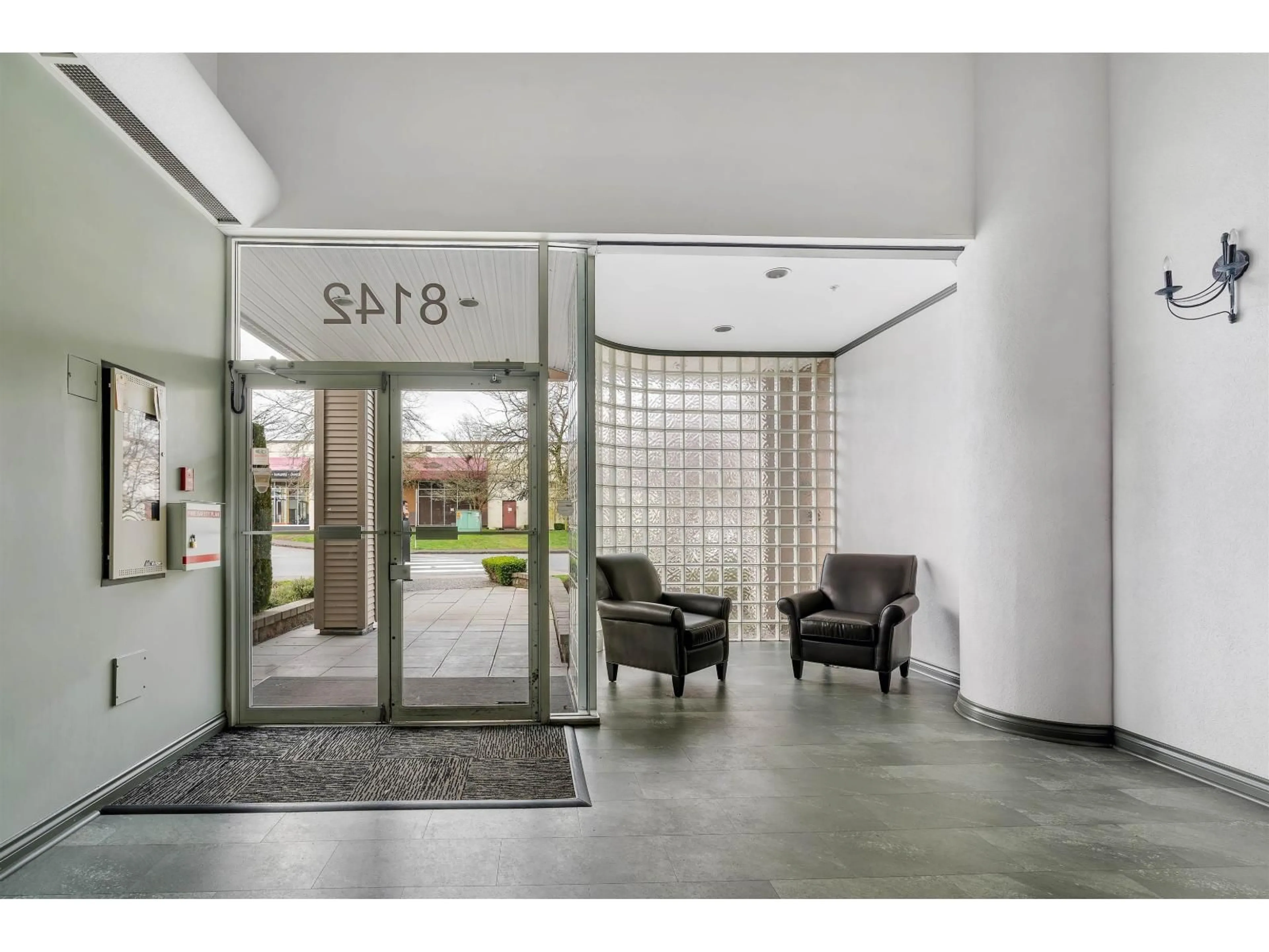 Indoor foyer for 203 - 8142 120A STREET, Surrey British Columbia V3W0N1