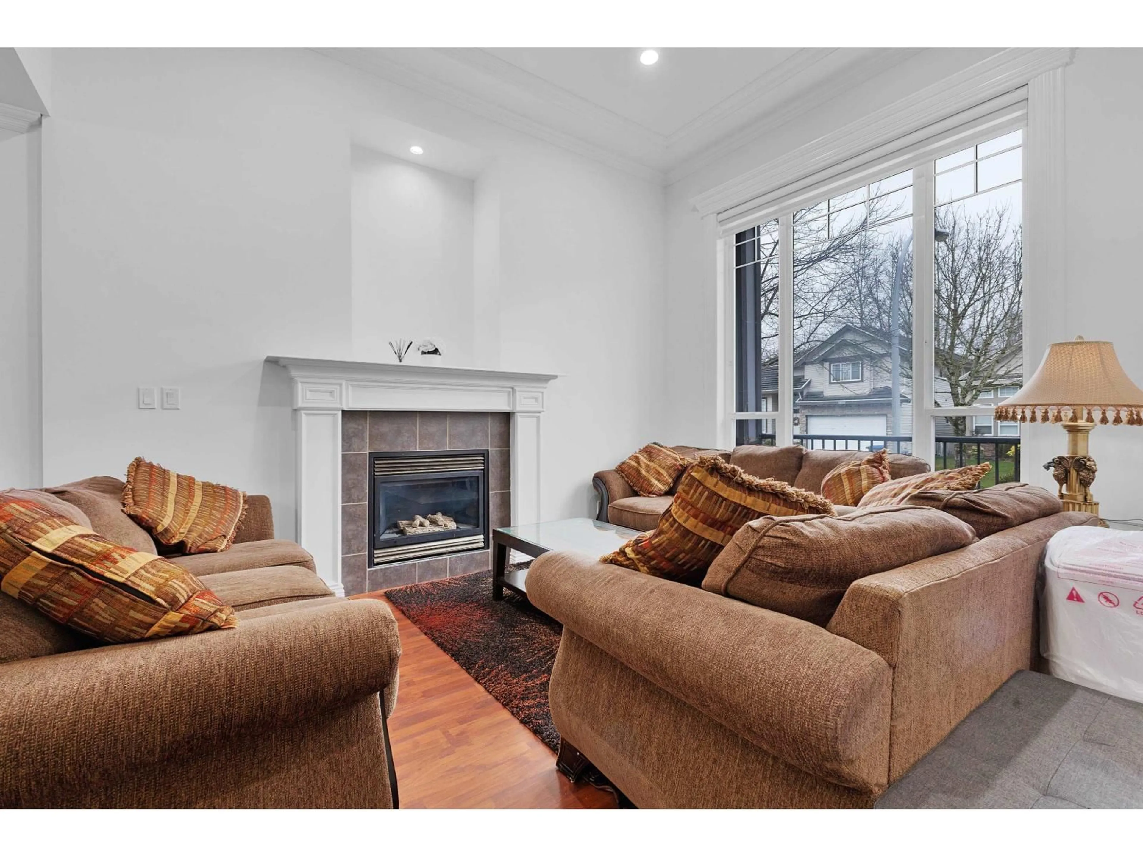 Living room with furniture, wood/laminate floor for 5835 139 STREET, Surrey British Columbia V3X3S2