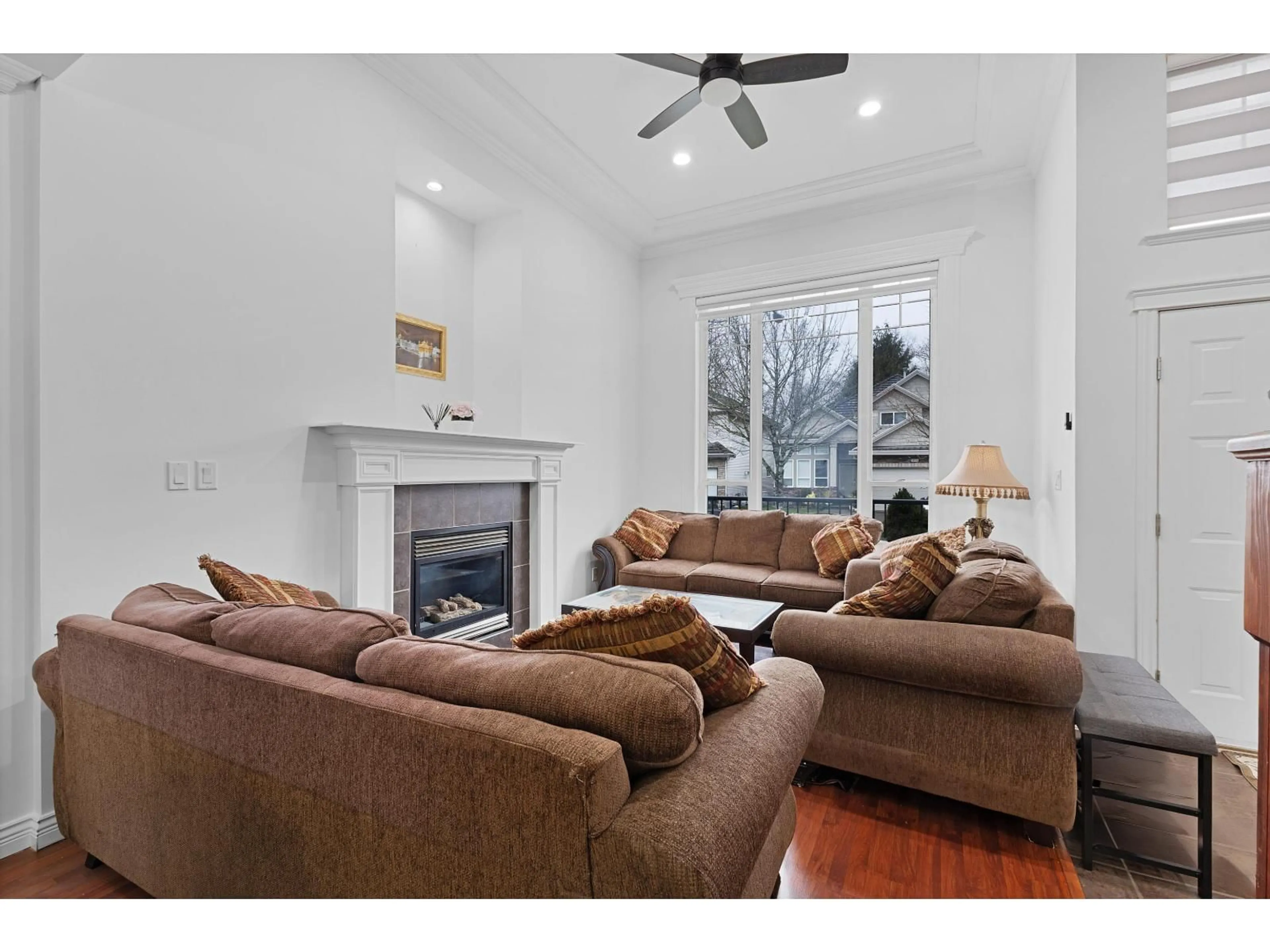 Living room with furniture, unknown for 5835 139 STREET, Surrey British Columbia V3X3S2