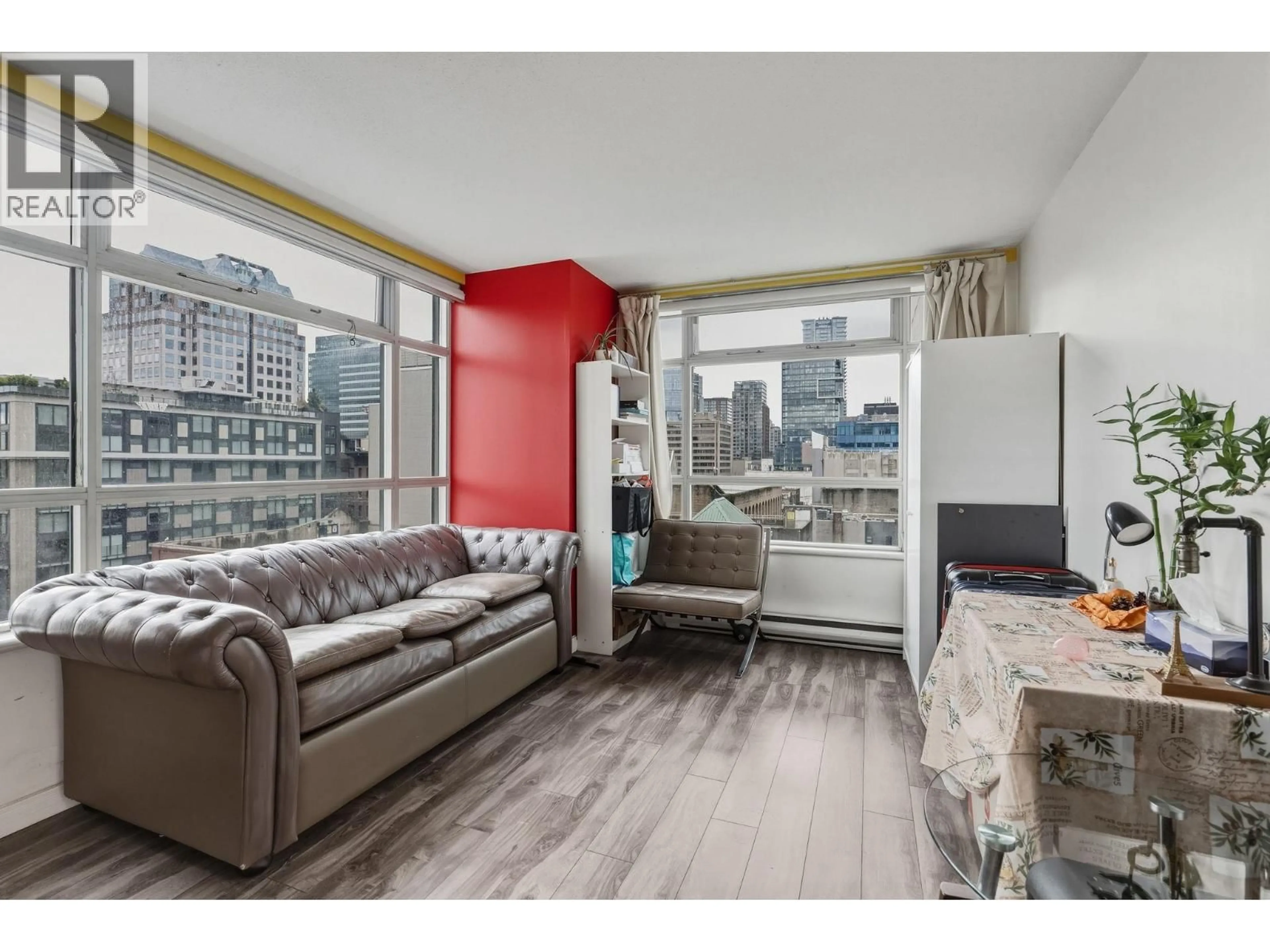 Living room with furniture, wood/laminate floor for 909 - 438 SEYMOUR STREET, Vancouver British Columbia V6B6H4