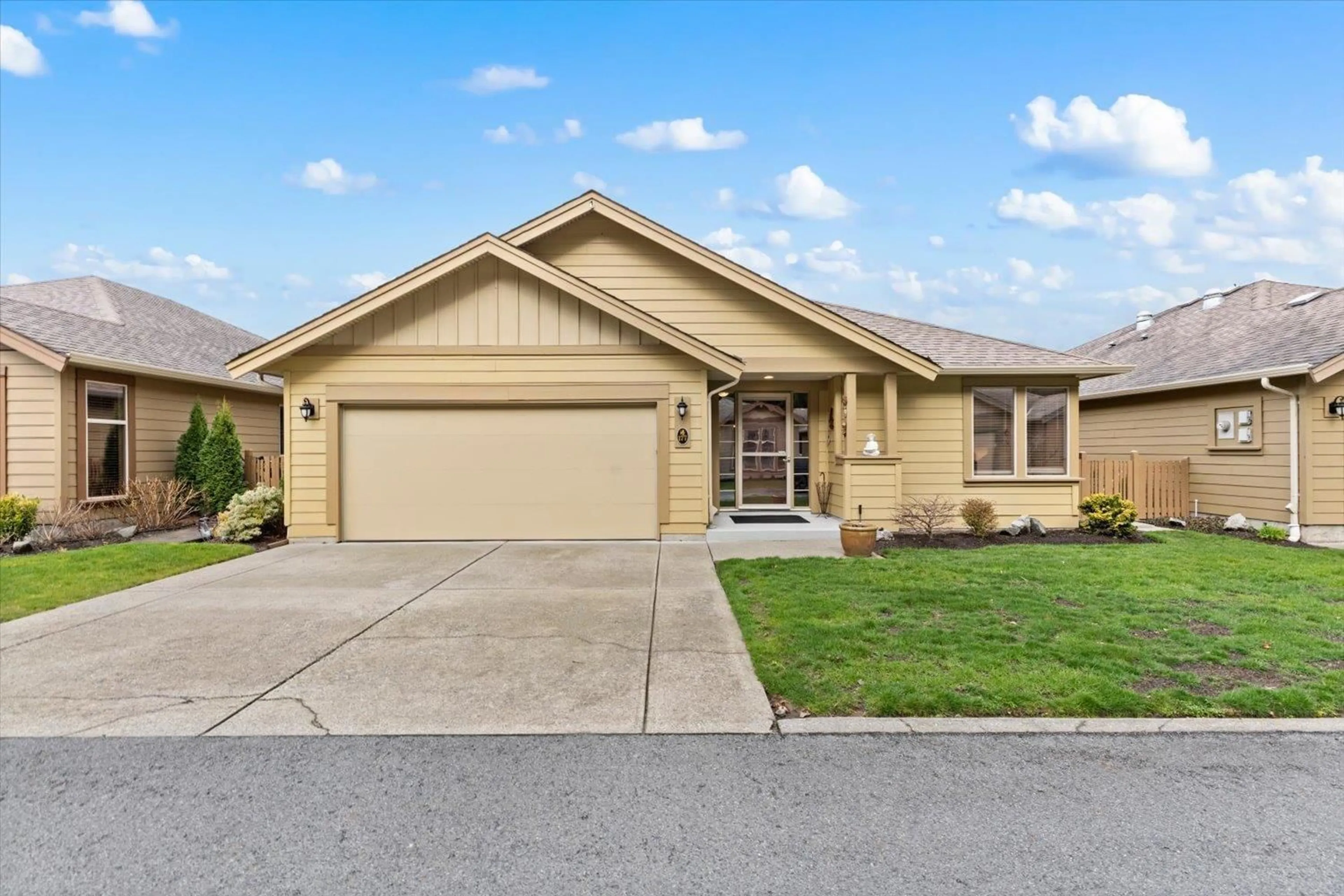 Home with vinyl exterior material, street for 177 - 46000 THOMAS ROAD, Chilliwack British Columbia V2R5W6