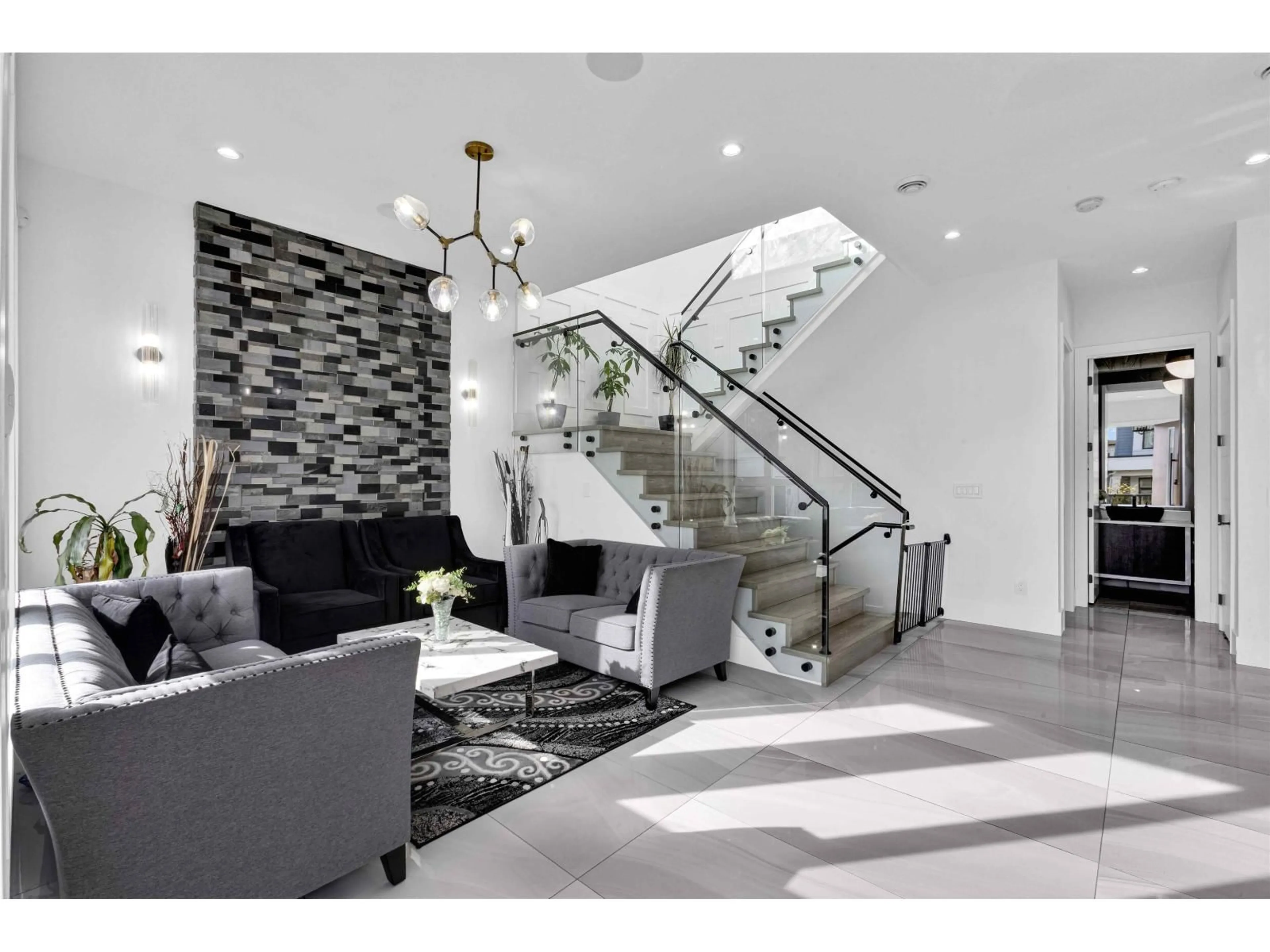 Indoor foyer for 16775 18B AVENUE, Surrey British Columbia V3Z1A2