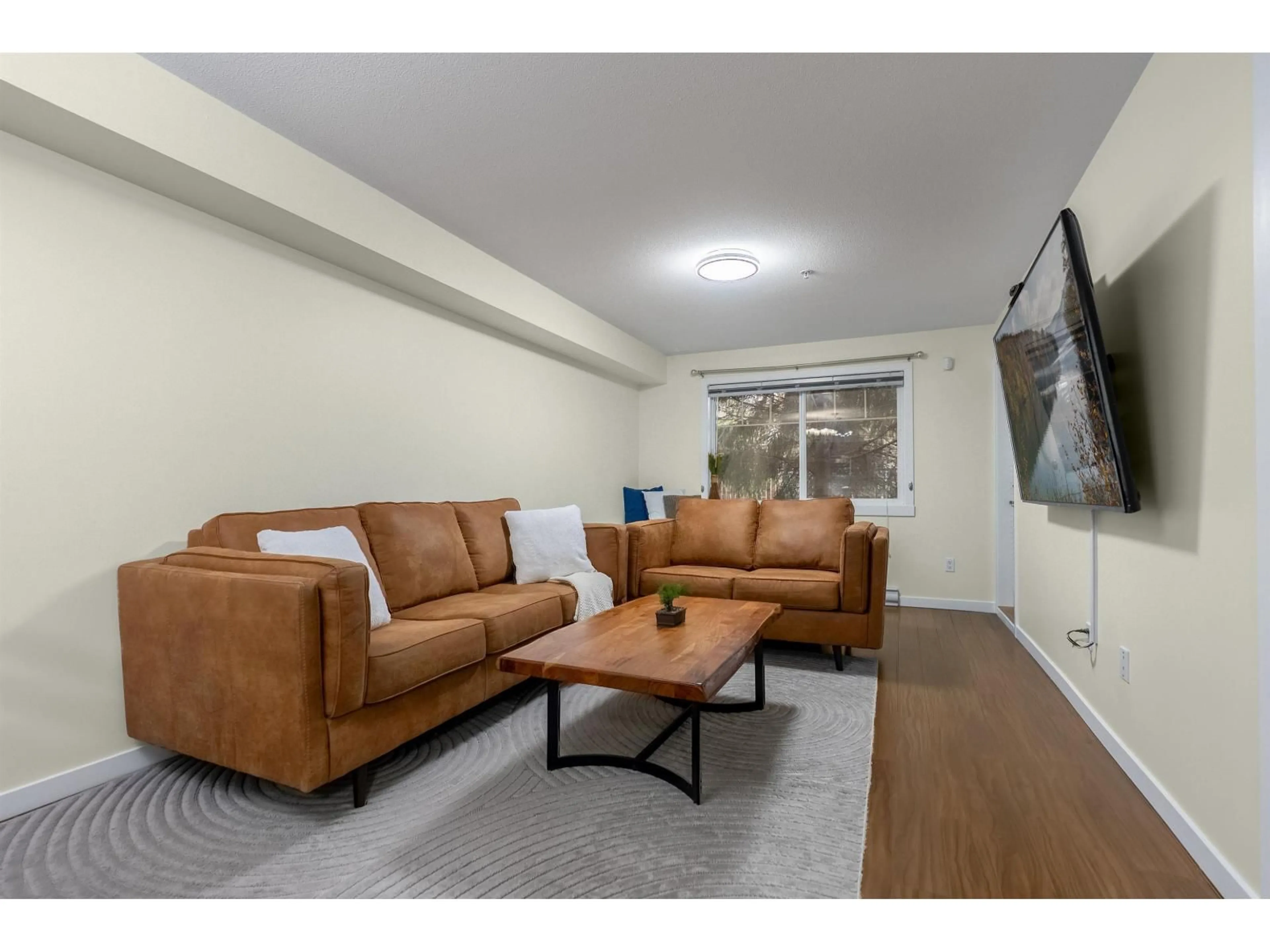 Living room with furniture, unknown for 101 - 33960 OLD YALE ROAD, Abbotsford British Columbia V2S2J9