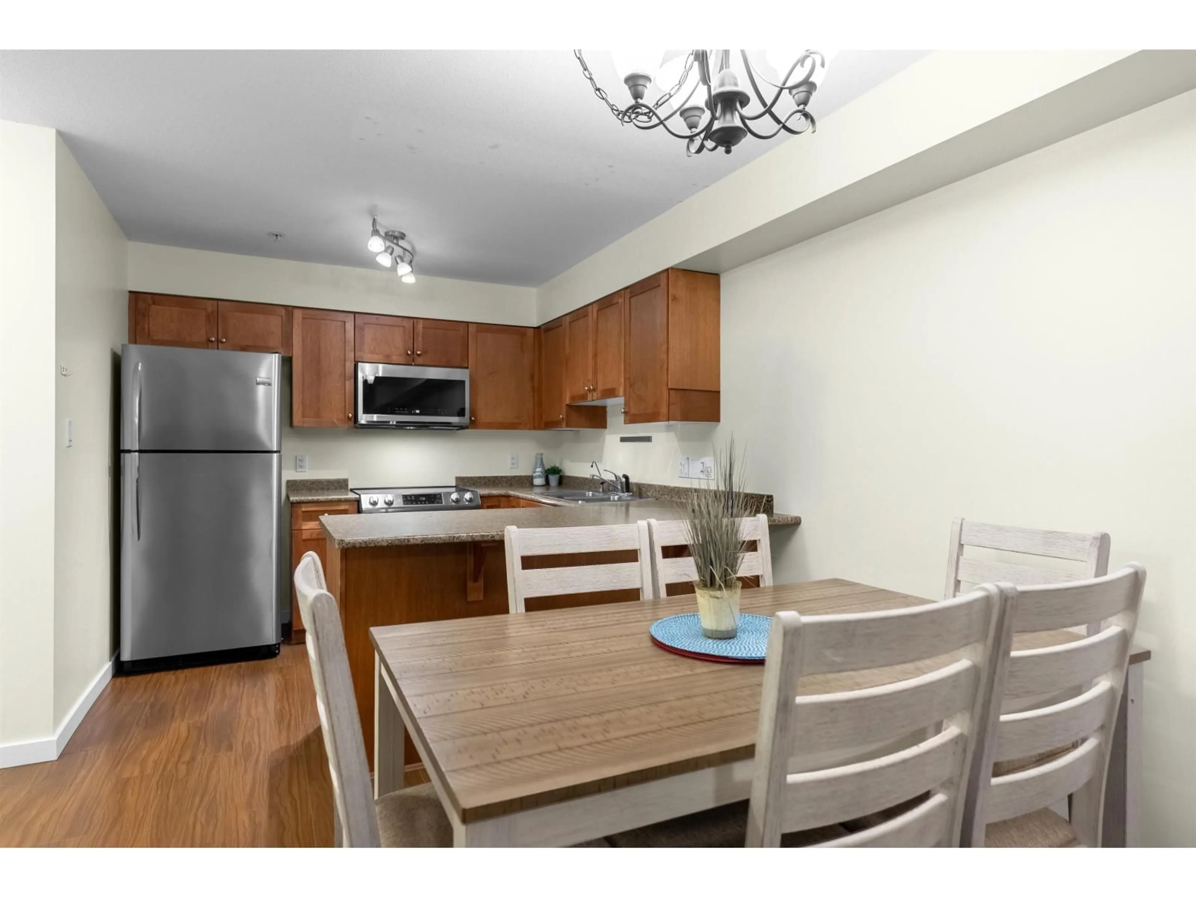 Standard kitchen, wood/laminate floor for 101 - 33960 OLD YALE ROAD, Abbotsford British Columbia V2S2J9