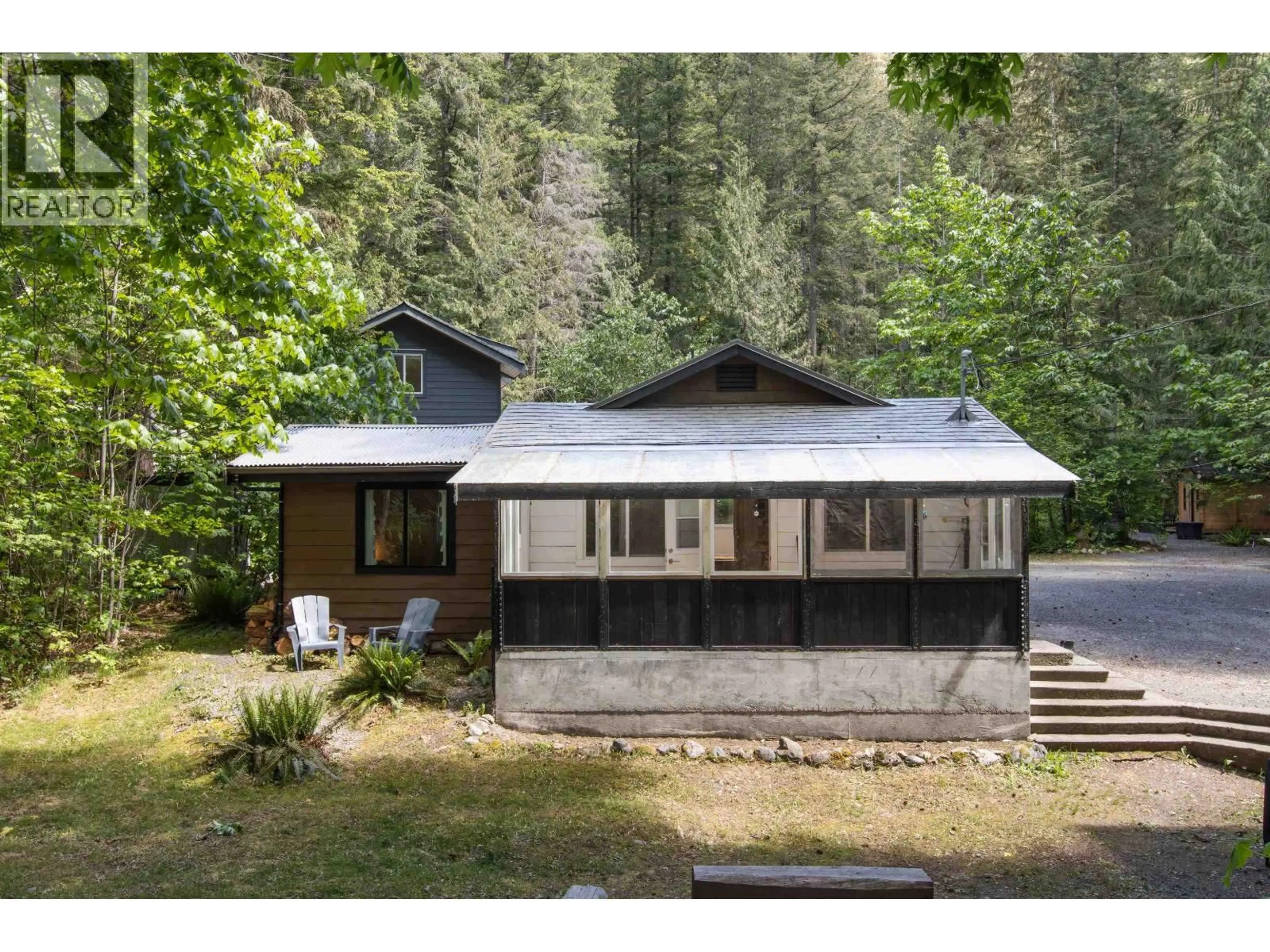 A pic from outside/outdoor area/front of a property/back of a property/a pic from drone, unknown for 2000 MIDNIGHT WAY, Squamish British Columbia V0N1H0