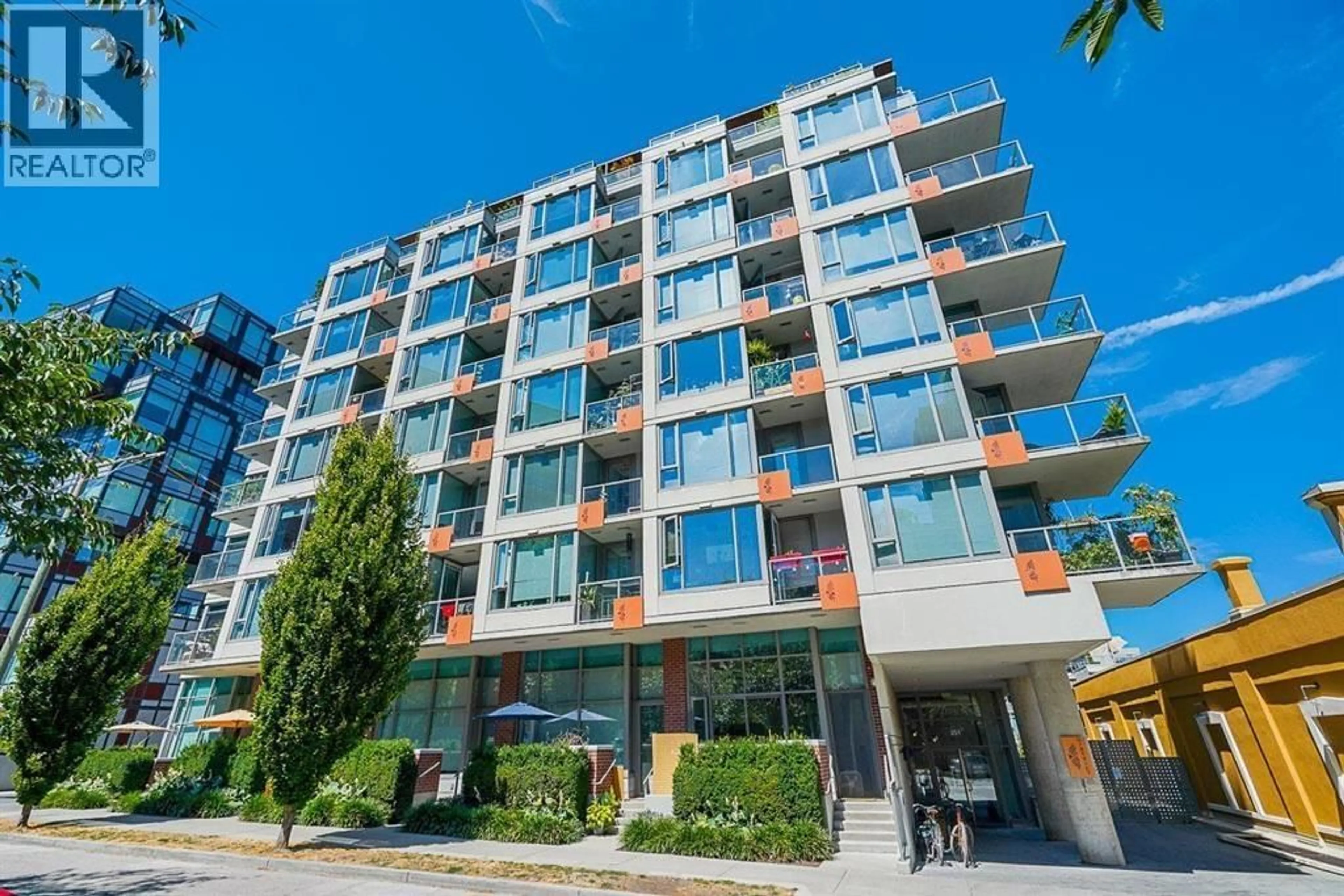 Patio, building for 251 7TH AVENUE, Vancouver British Columbia V5T0B9