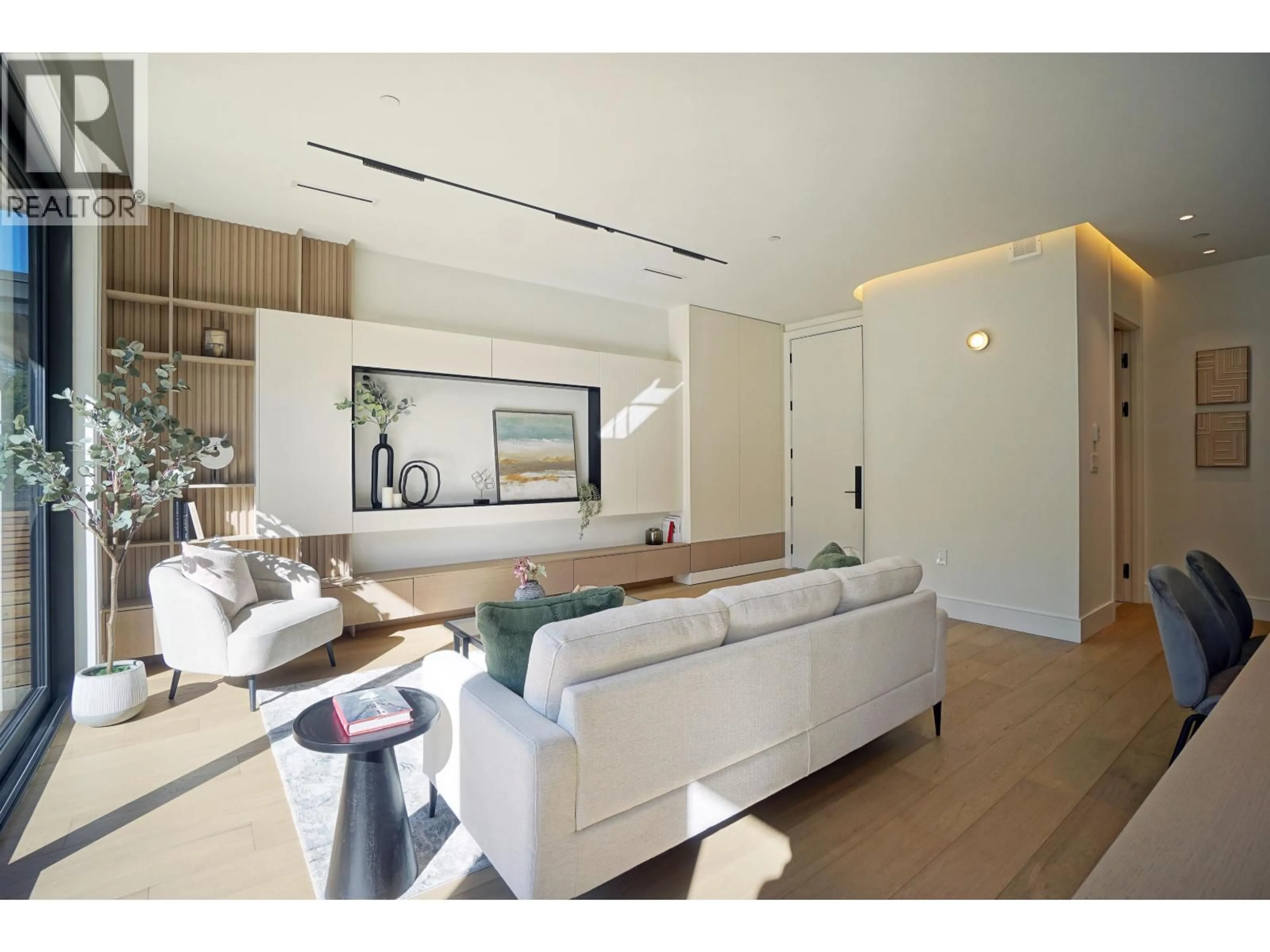 Living room with furniture, wood/laminate floor for 2 - 4634 15TH AVENUE, Vancouver British Columbia V6R3B6