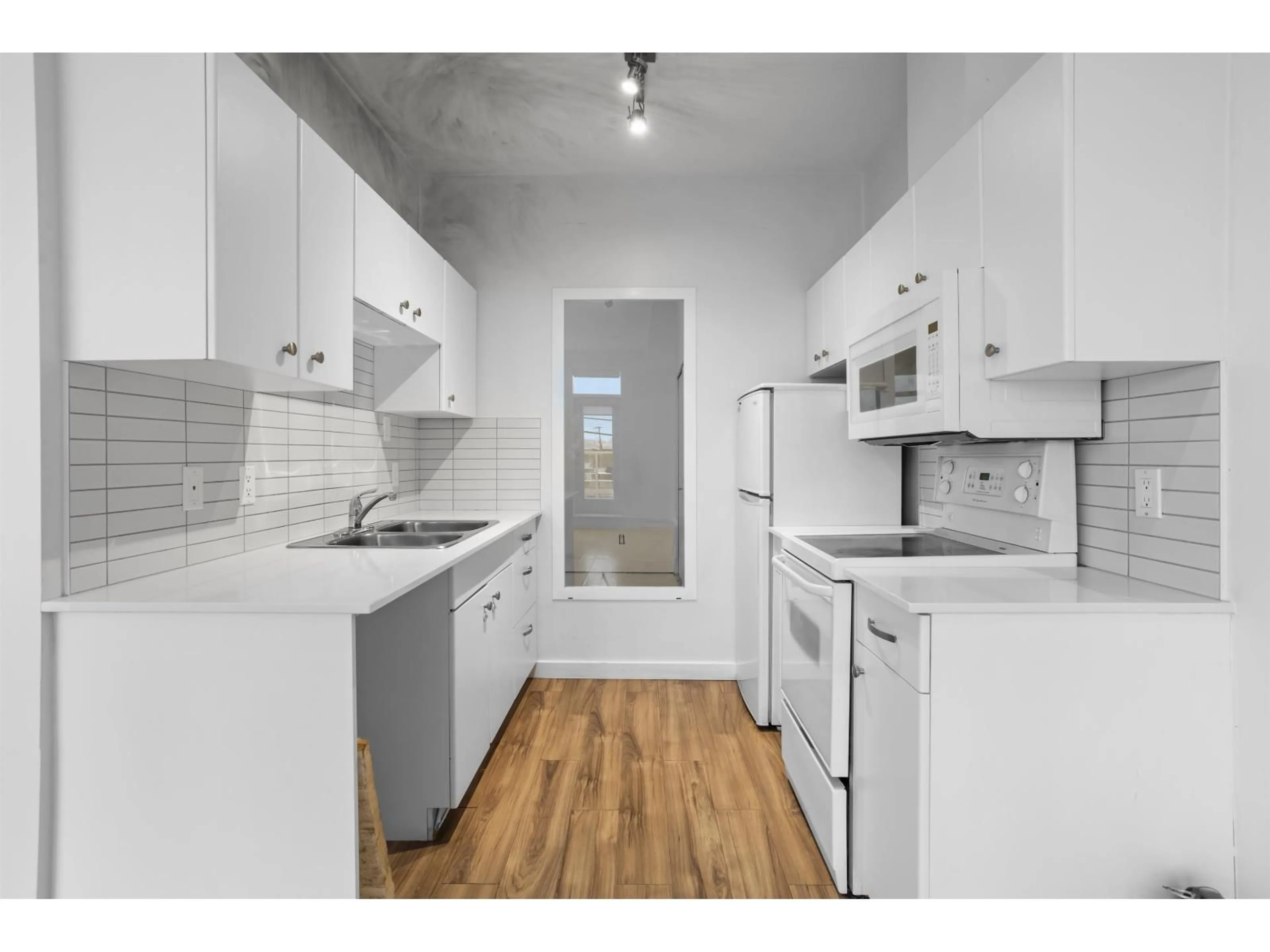 Standard kitchen, unknown for 202 - 20238 FRASER HIGHWAY, Langley British Columbia V3A4E6