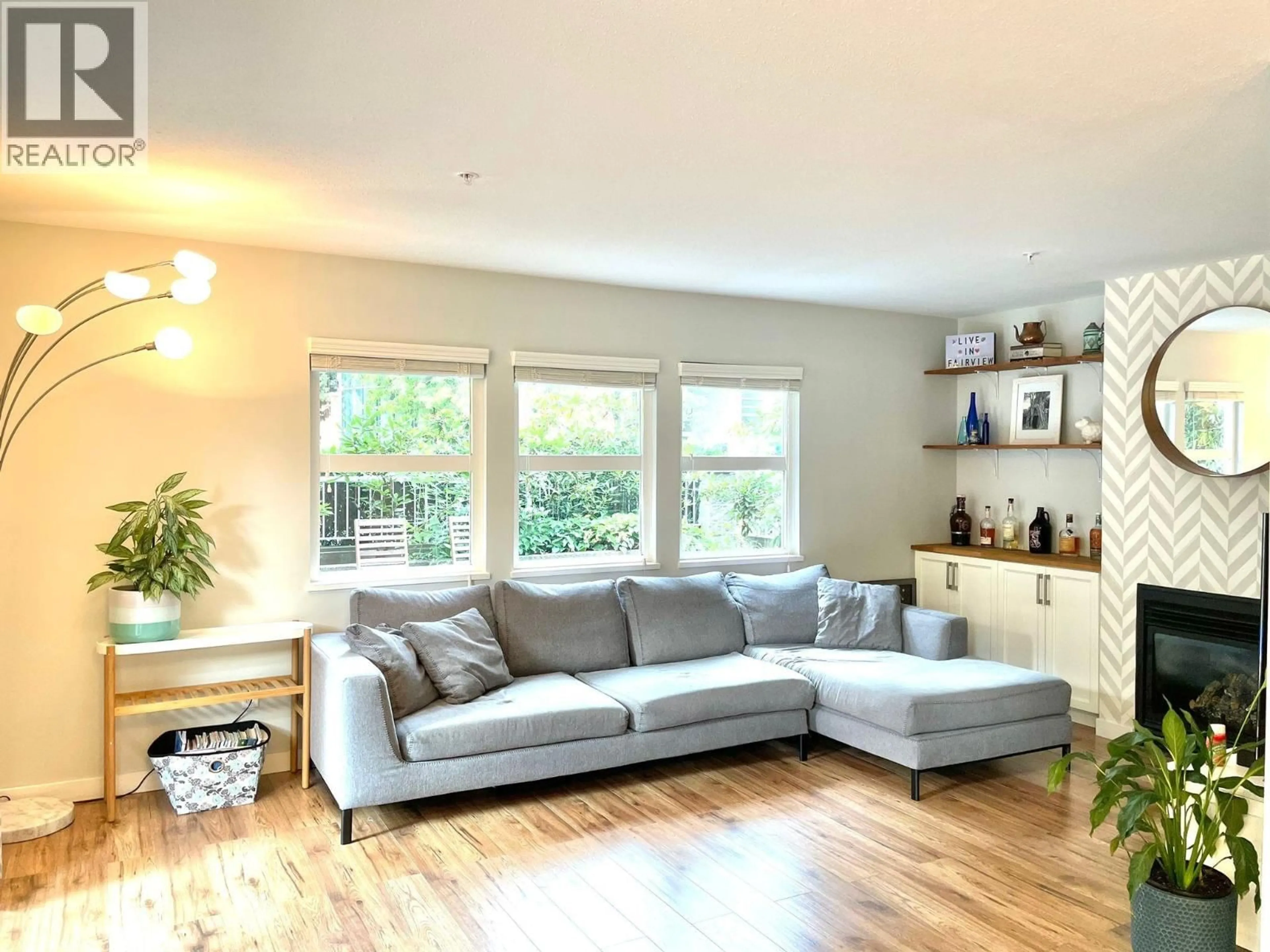 Living room with furniture, wood/laminate floor for 102 - 3008 WILLOW STREET, Vancouver British Columbia V5Z3P3