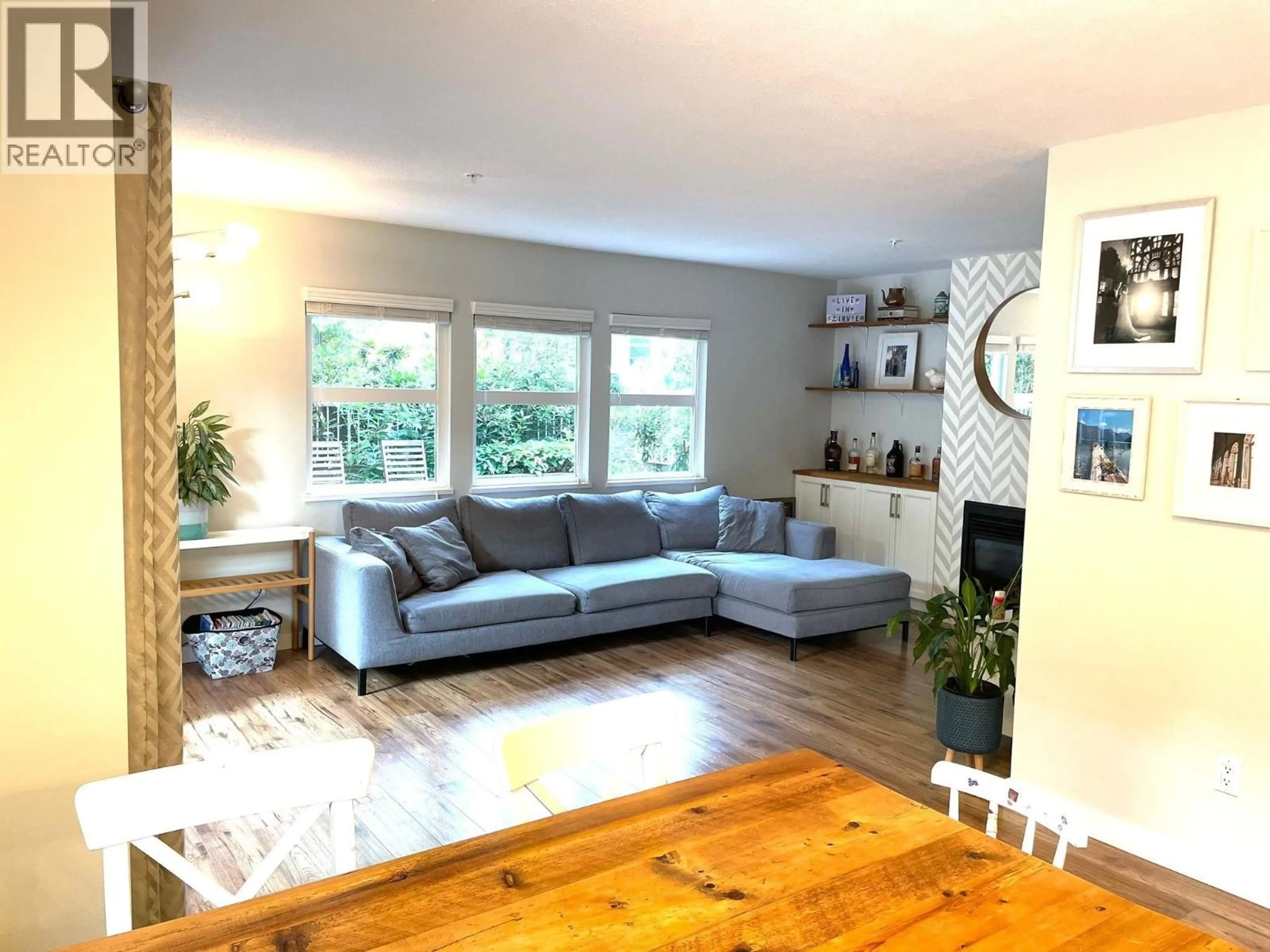 Living room with furniture, wood/laminate floor for 102 - 3008 WILLOW STREET, Vancouver British Columbia V5Z3P3