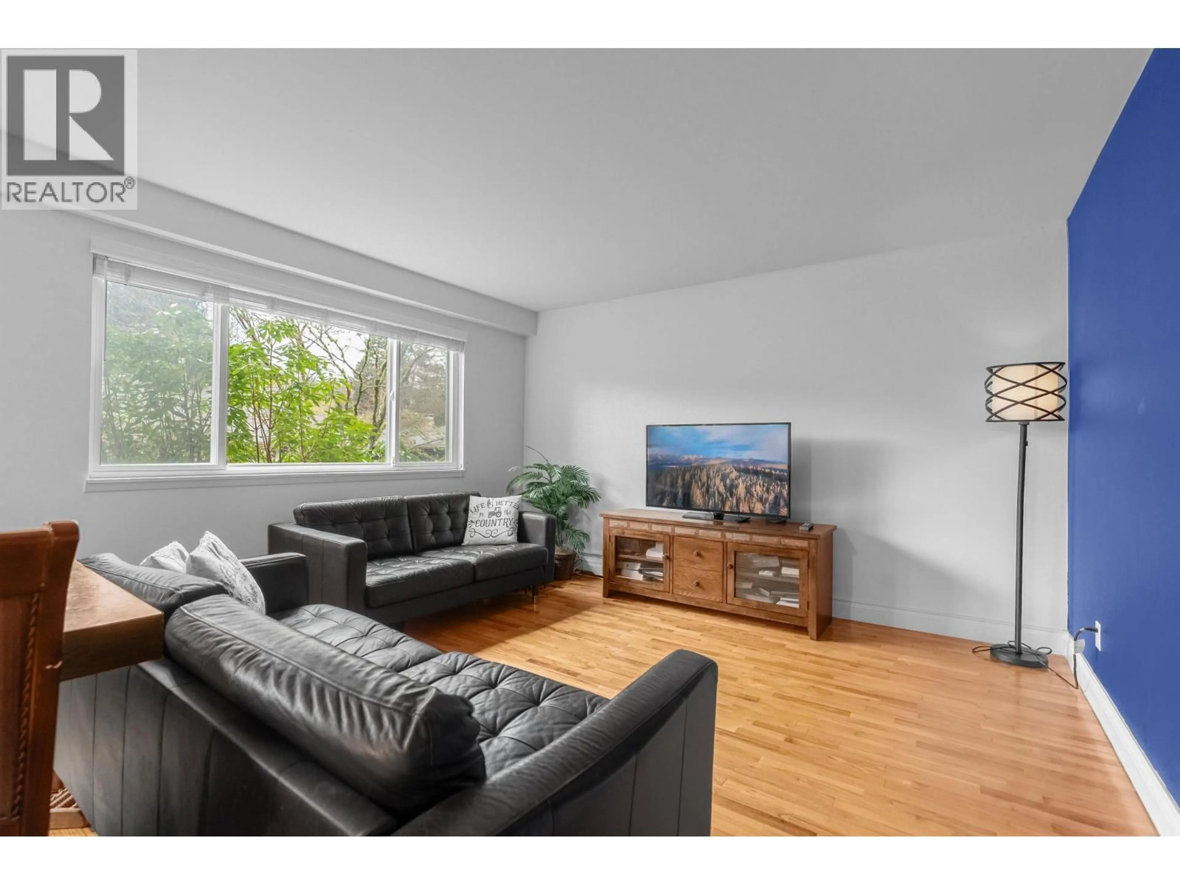 Living room with furniture, wood/laminate floor for 503 - 555 28TH STREET, North Vancouver British Columbia V7N2J7