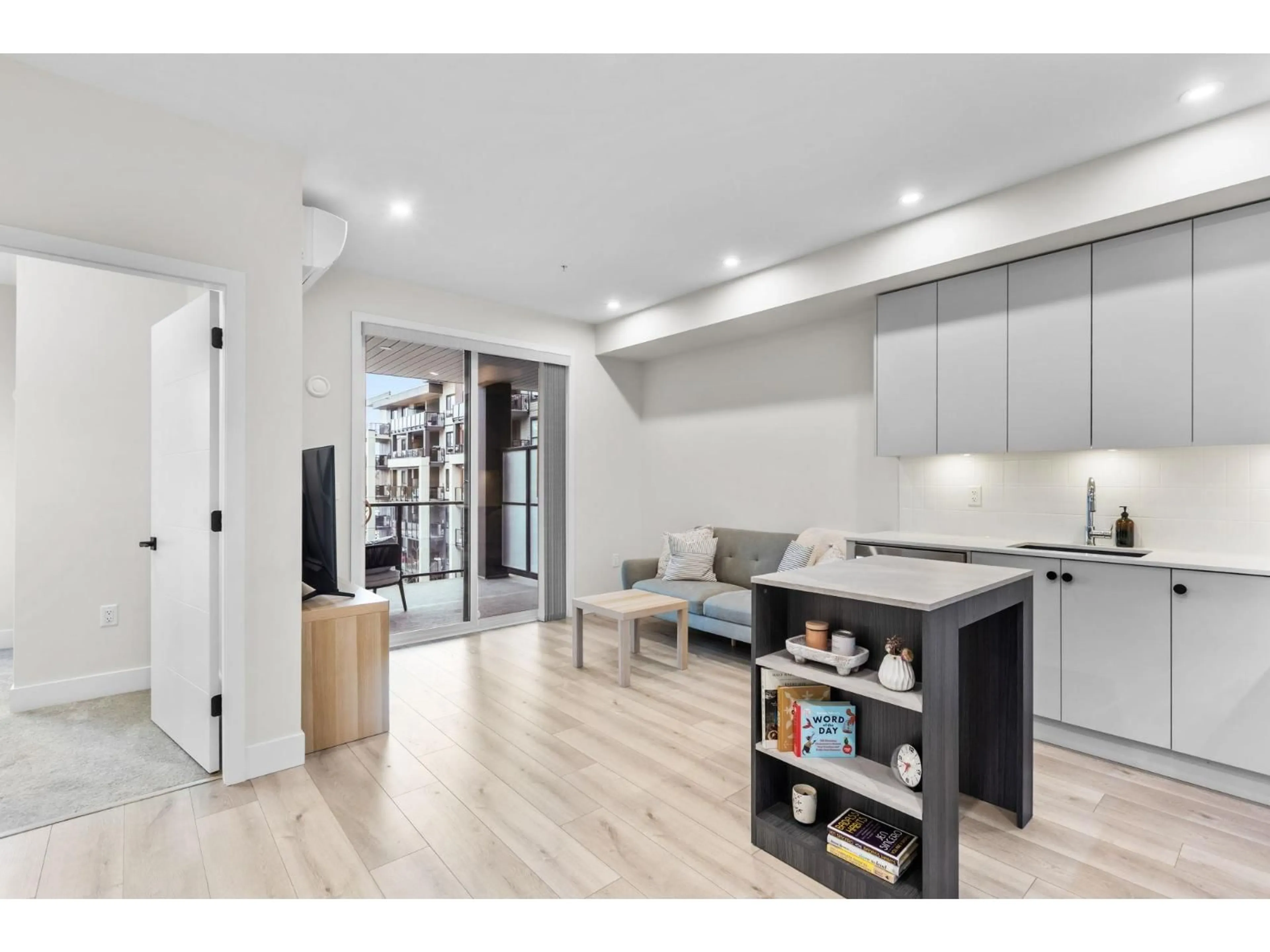 Open concept kitchen, wood/laminate floor for 401 - 45511 CAMPUS DRIVE, Chilliwack British Columbia V2R6K8