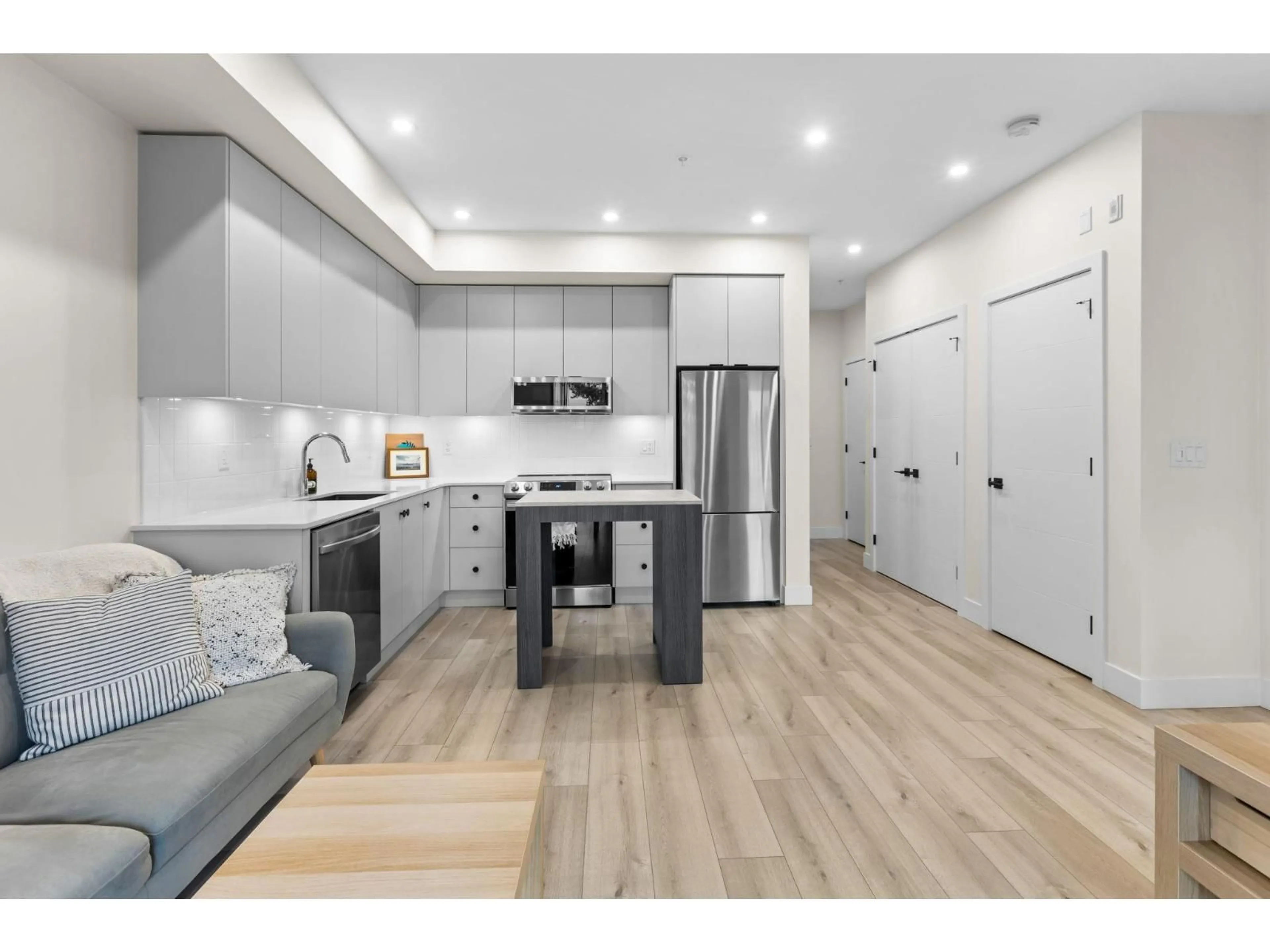 Open concept kitchen, wood/laminate floor for 401 - 45511 CAMPUS DRIVE, Chilliwack British Columbia V2R6K8