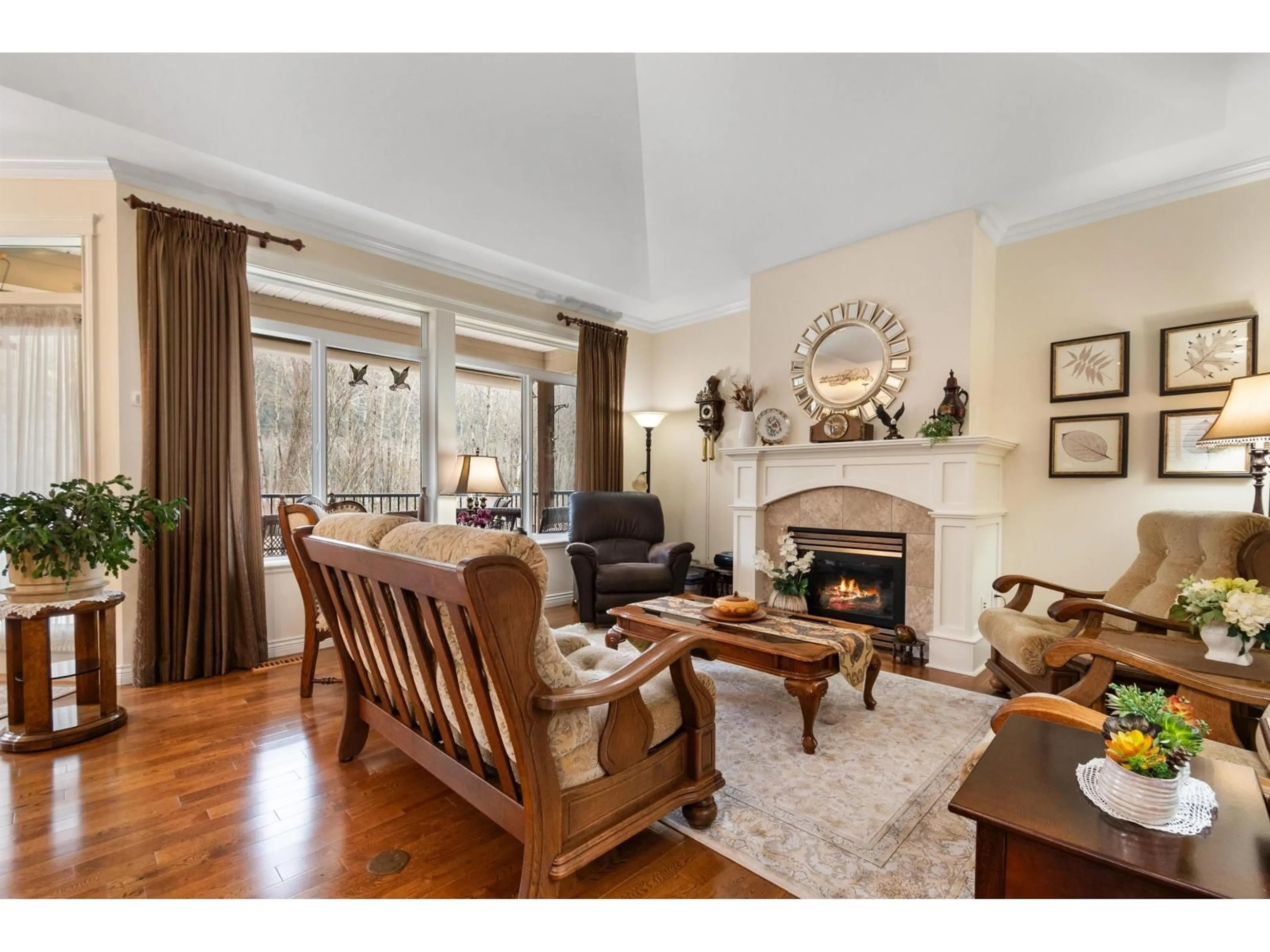 Living room with furniture, wood/laminate floor for 44564 MCLAREN DRIVE, Chilliwack British Columbia V2R0A4
