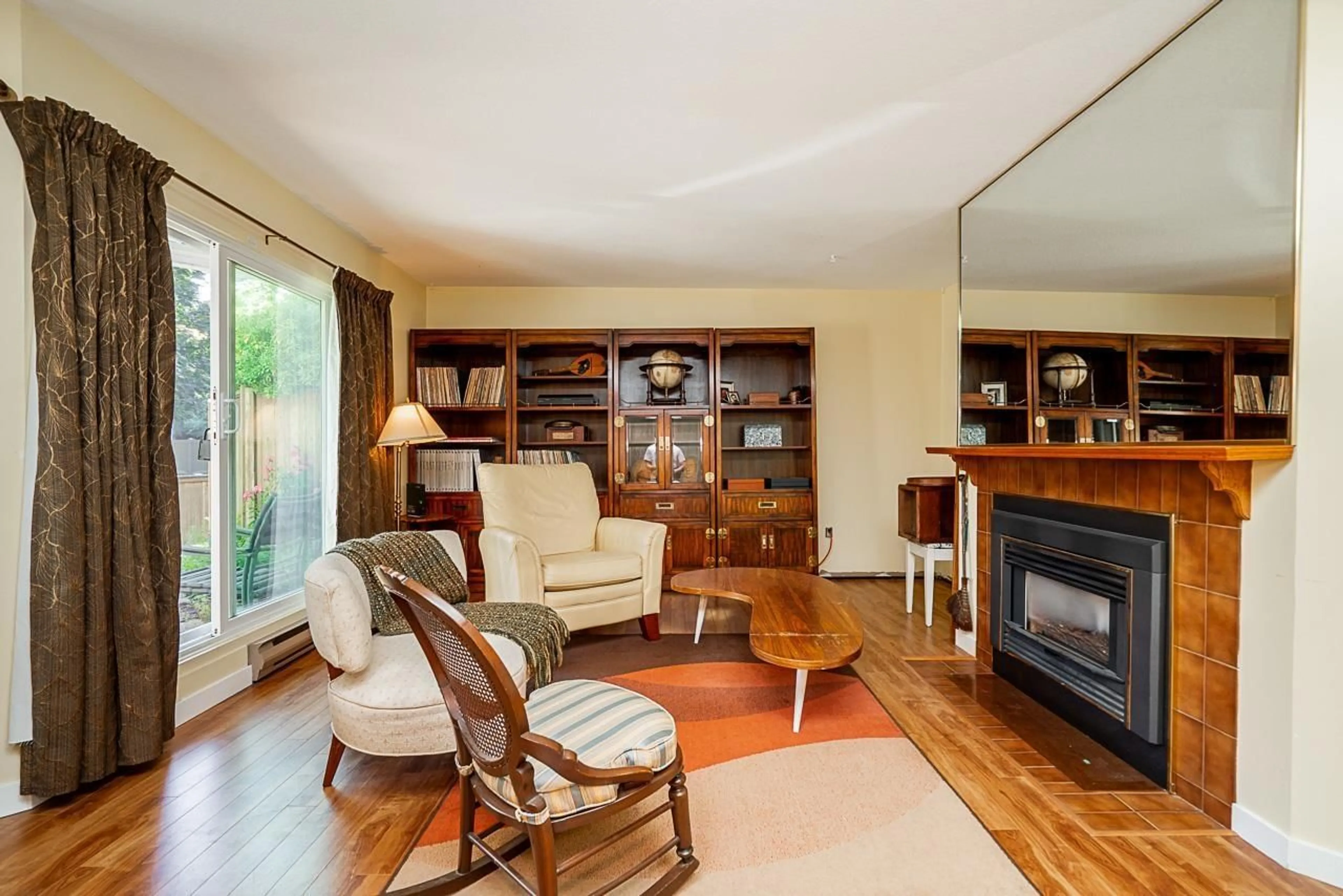 Living room with furniture, wood/laminate floor for 34 - 9914 148 STREET, Surrey British Columbia V3R9M7