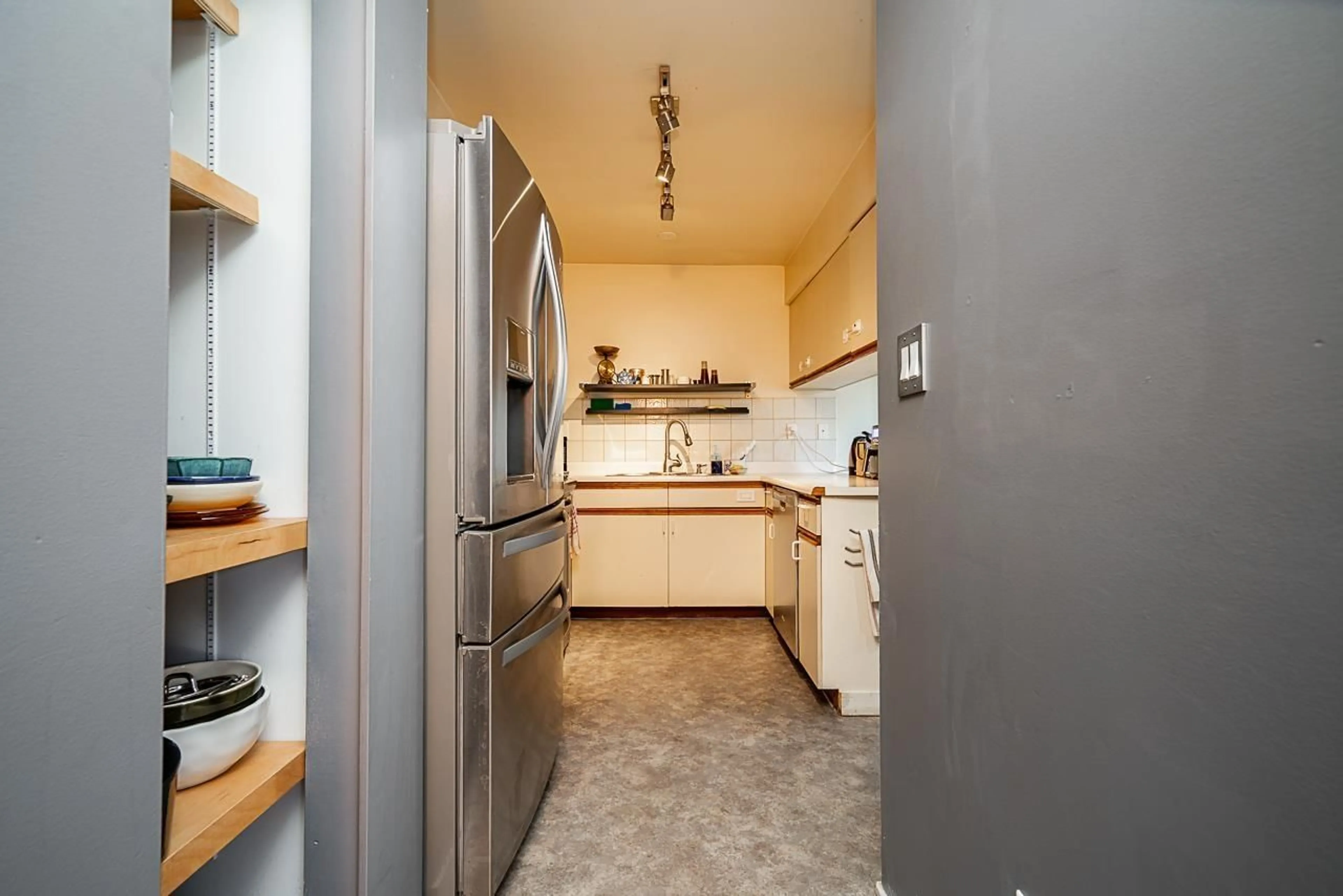 Standard kitchen, unknown for 34 - 9914 148 STREET, Surrey British Columbia V3R9M7