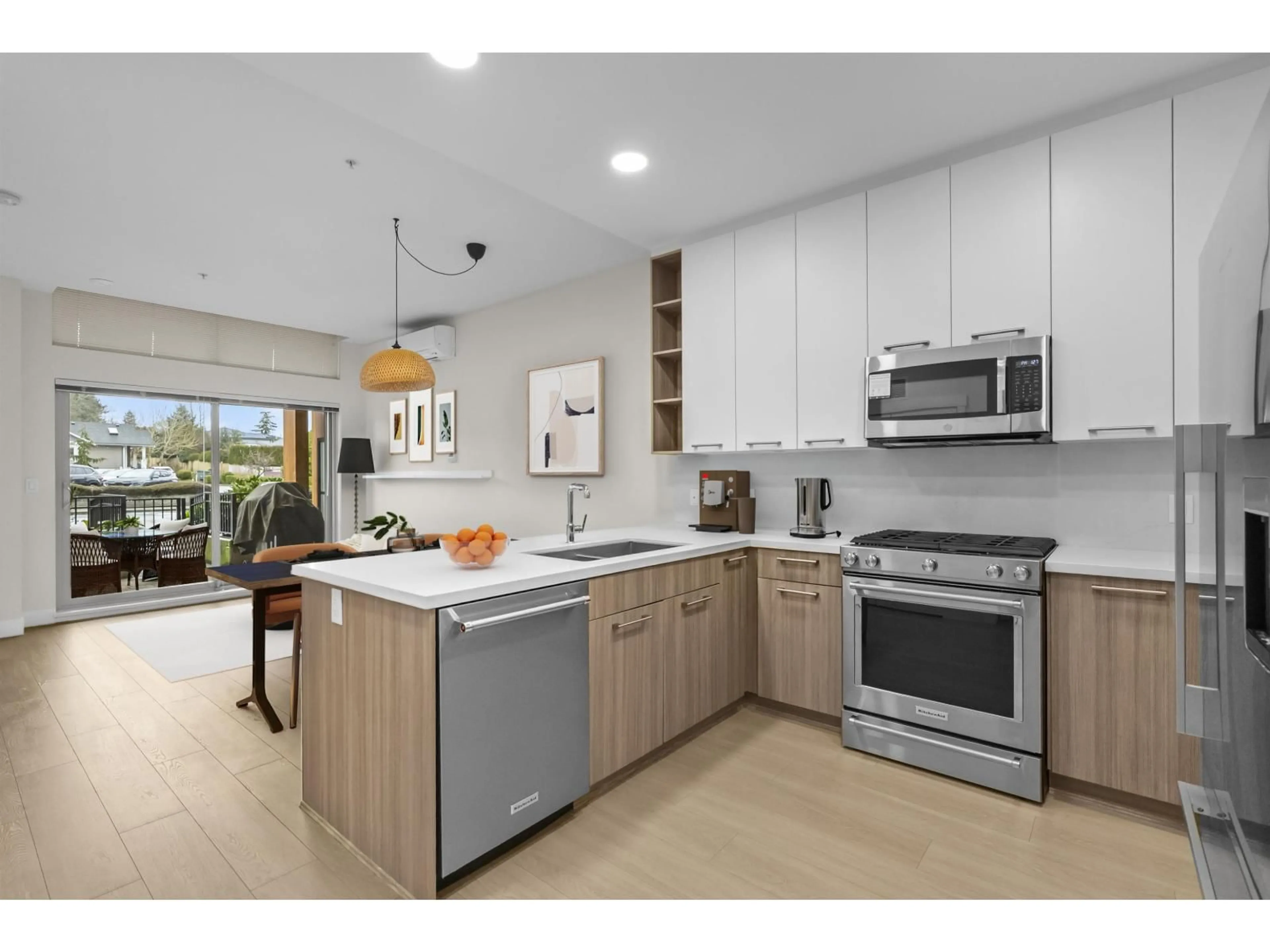 Open concept kitchen, unknown for 102 - 14022 NORTH BLUFF ROAD, White Rock British Columbia V4B3C3