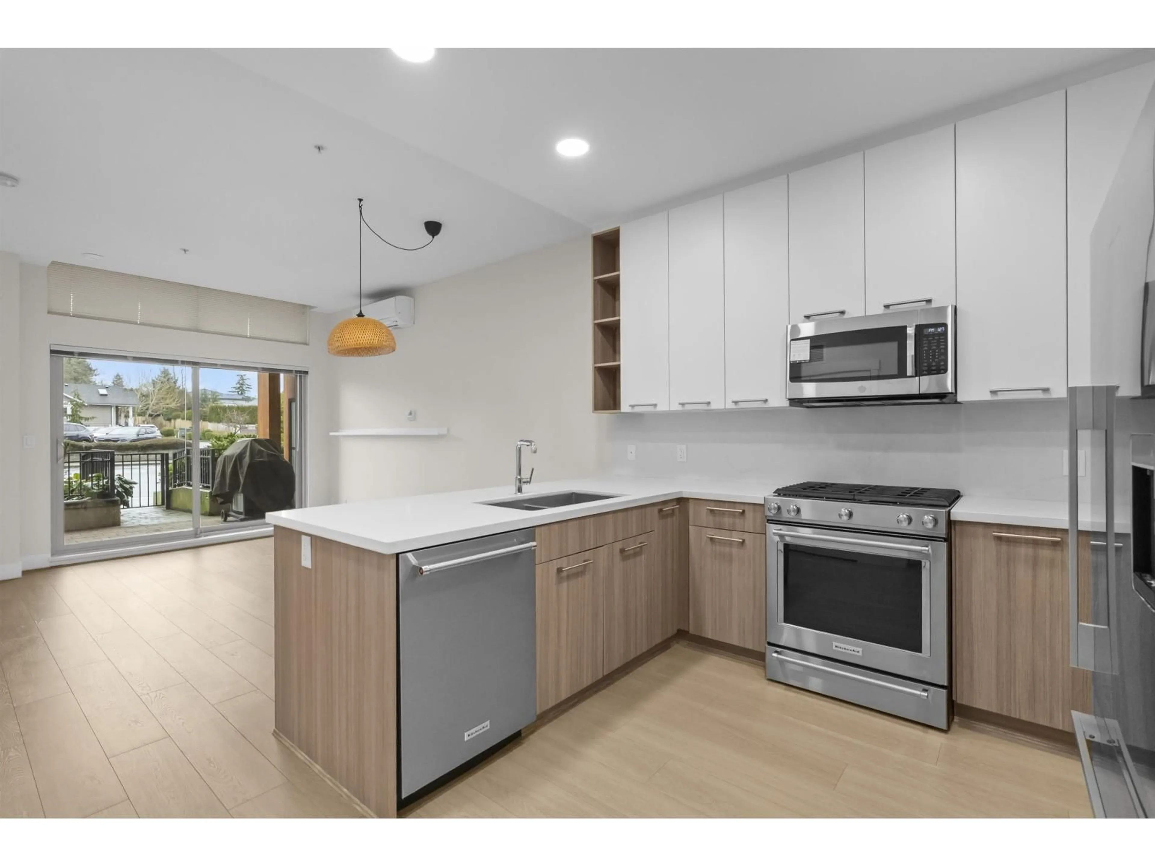 Open concept kitchen, unknown for 102 - 14022 NORTH BLUFF ROAD, White Rock British Columbia V4B3C3