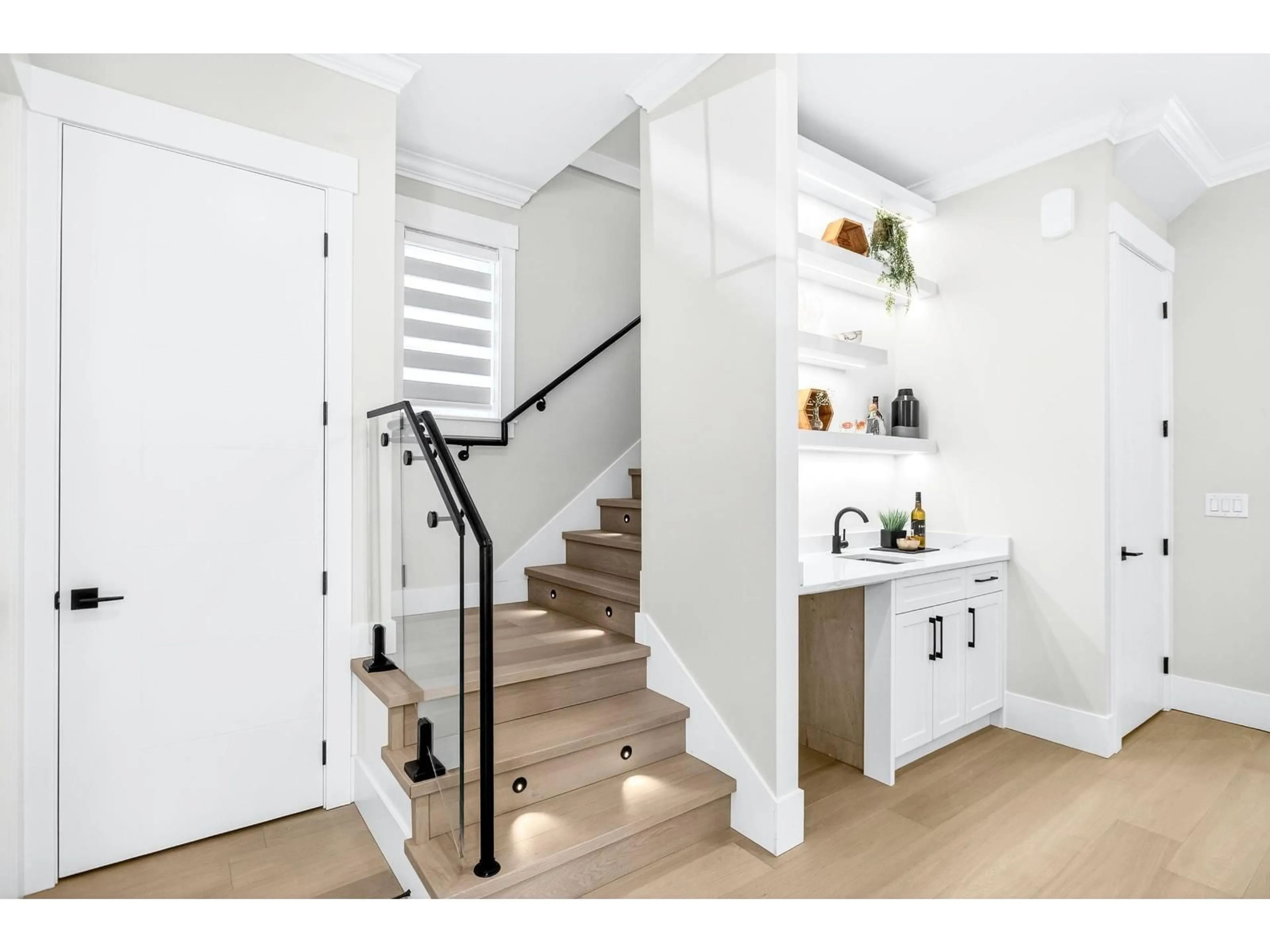 Indoor entryway for 16717 25A AVENUE, Surrey British Columbia V3Z0B1