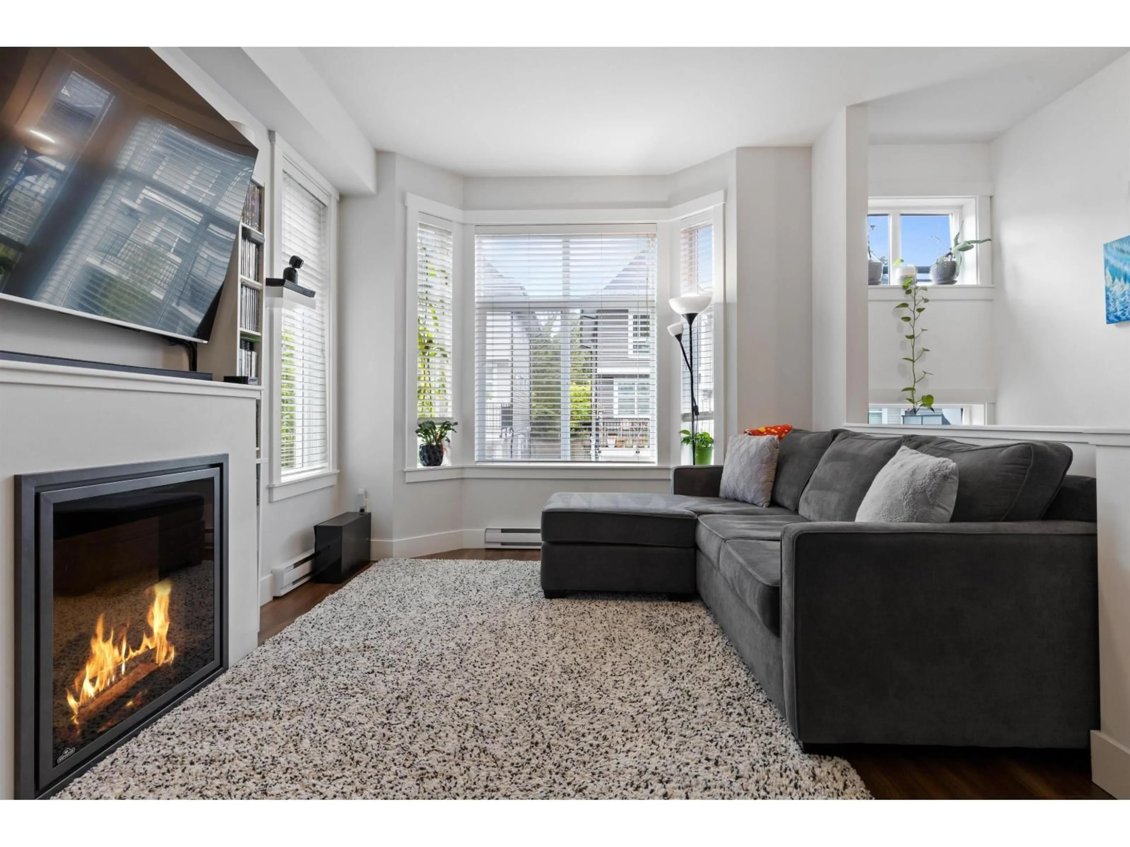 Living room with furniture, carpet floor for 61 - 14433 60 AVENUE, Surrey British Columbia V3S1R4