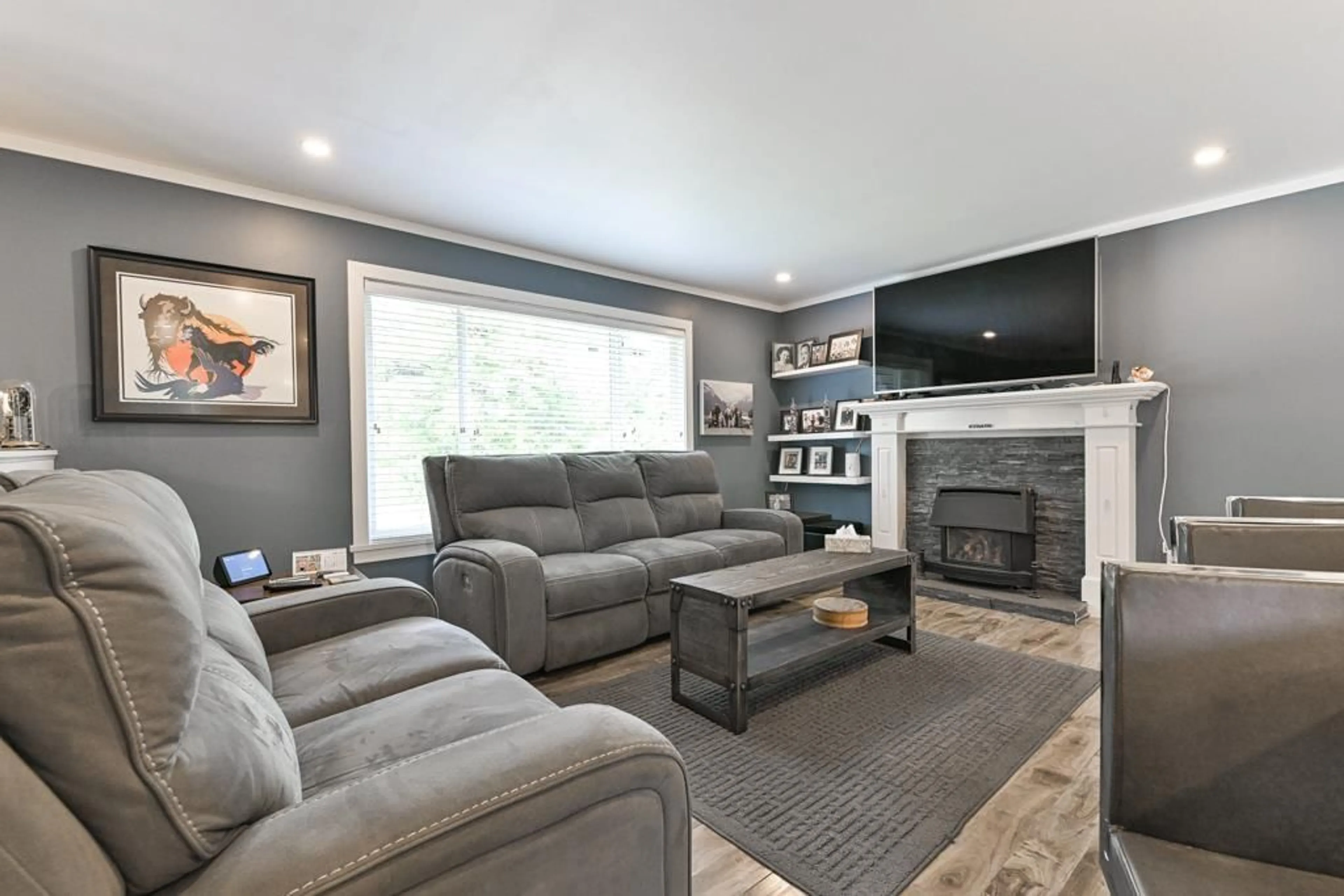 Living room with furniture, unknown for 32354 14 AVENUE, Mission British Columbia V2V2N7