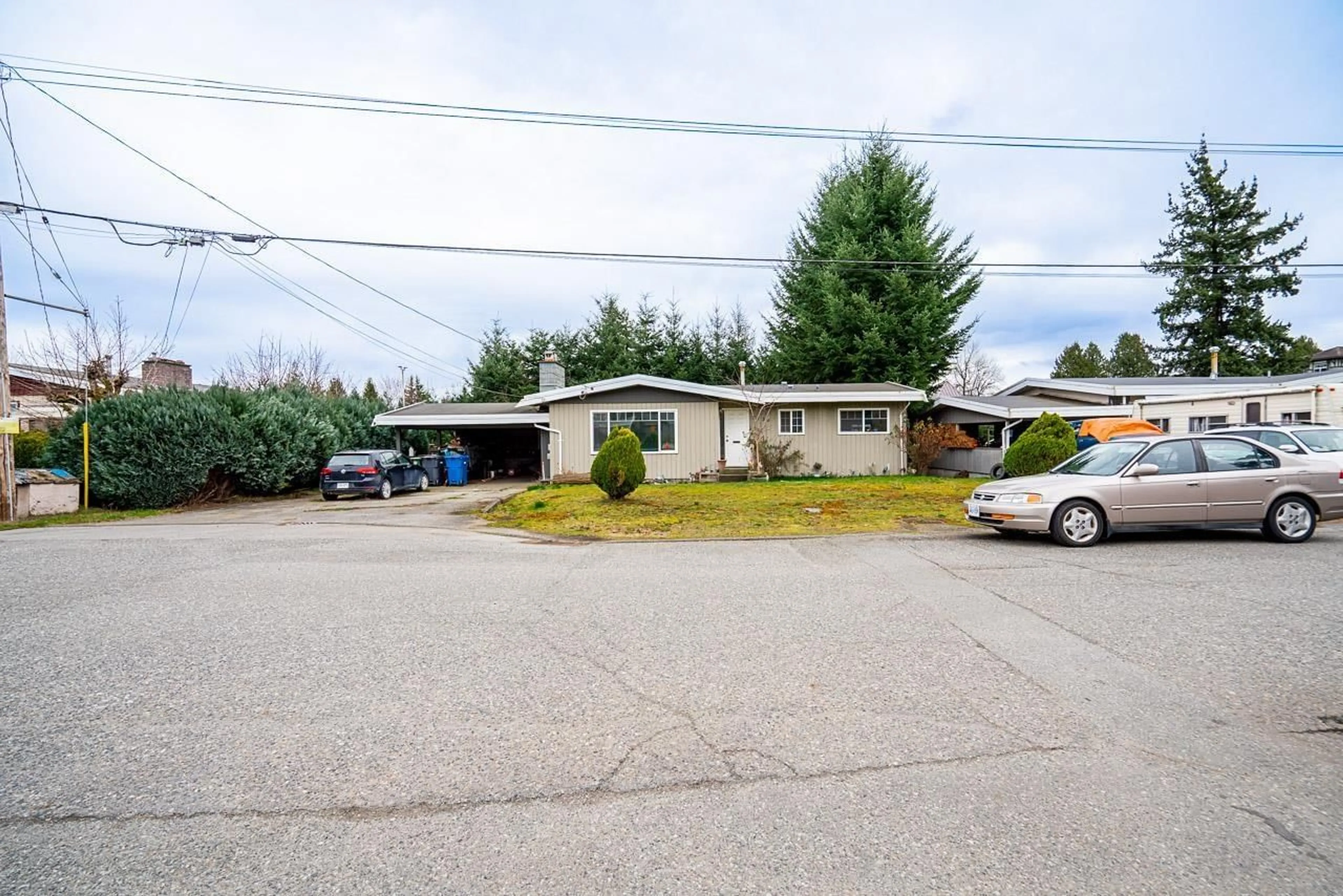 A pic from outside/outdoor area/front of a property/back of a property/a pic from drone, street for 2130 SANDALWOOD CRESCENT, Abbotsford British Columbia V2S3H7