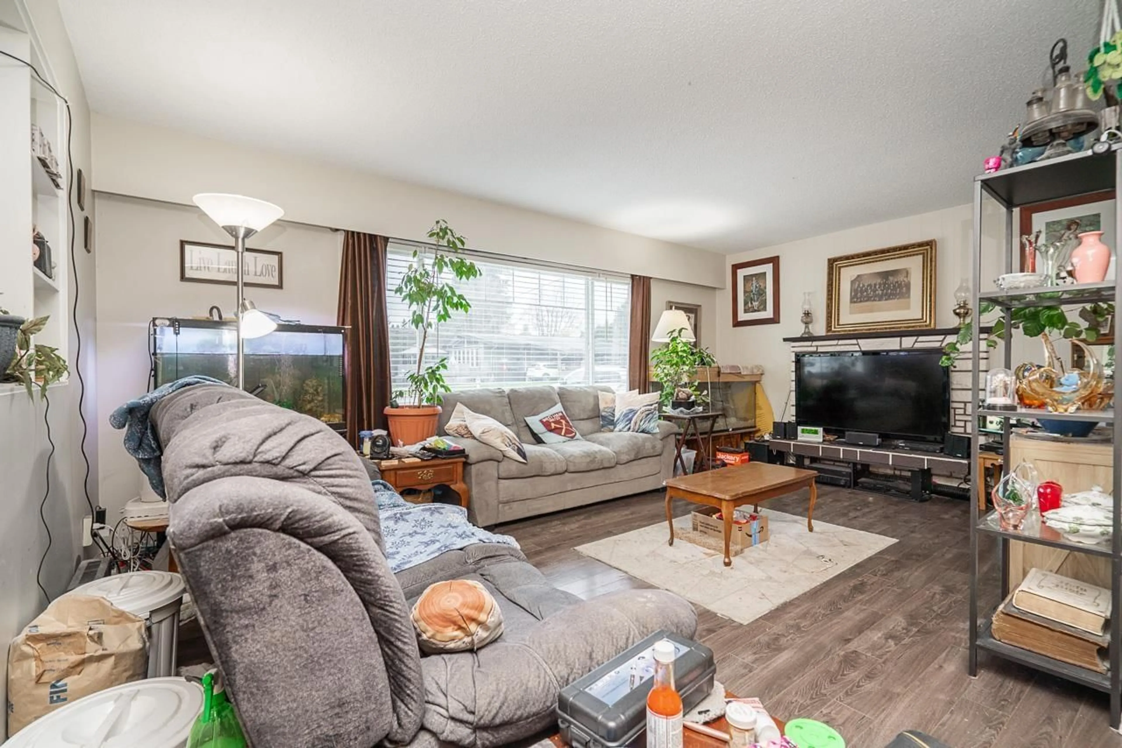 Living room with furniture, unknown for 2130 SANDALWOOD CRESCENT, Abbotsford British Columbia V2S3H7