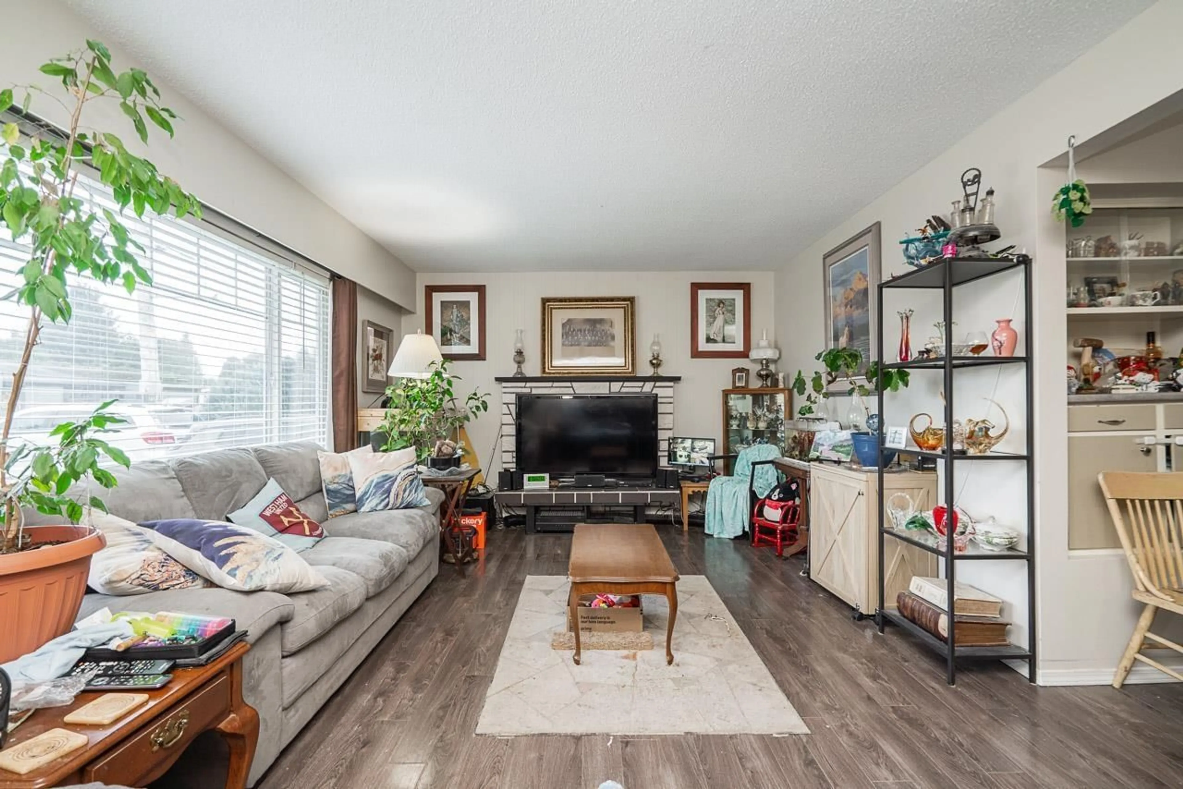 Living room with furniture, wood/laminate floor for 2130 SANDALWOOD CRESCENT, Abbotsford British Columbia V2S3H7